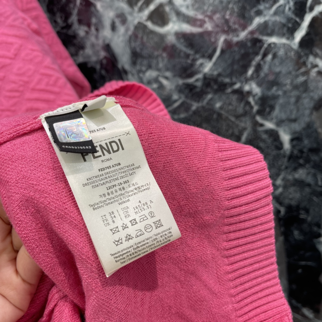 FD 25秋冬新款 针织提花连衣裙 几何纹理设计 细节满分 时尚感拉满 高领长袖 保暖又优雅 裙长适中 