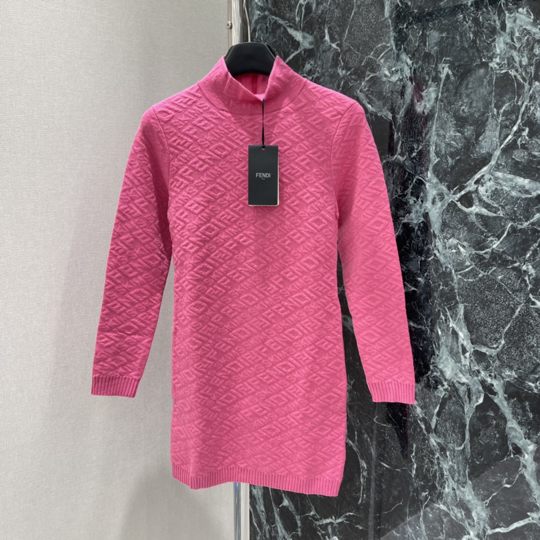 FD 25秋冬新款 针织提花连衣裙 几何纹理设计 细节满分 时尚感拉满 高领长袖 保暖又优雅 裙长适中 