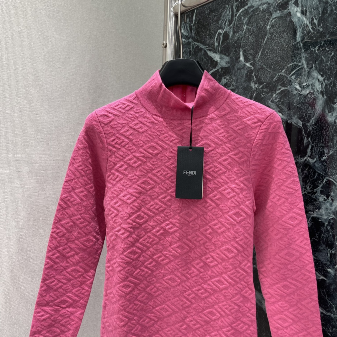 FD 25秋冬新款 针织提花连衣裙 几何纹理设计 细节满分 时尚感拉满 高领长袖 保暖又优雅 裙长适中 