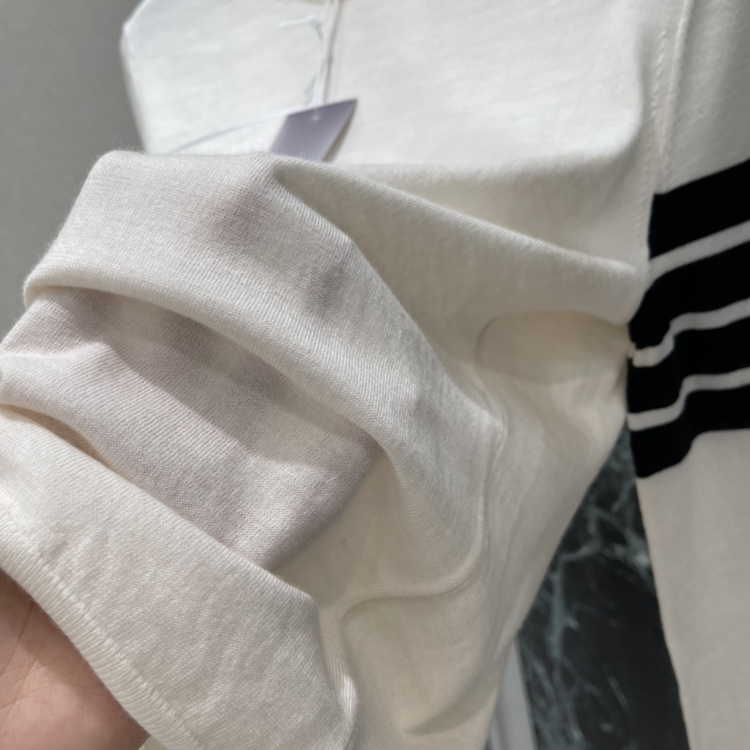 TB 25秋冬新款 四条杠针织衫 左臂黑色四条杠超有辨识度 是品牌标志性设计 圆领简约百搭 男女同款 轻