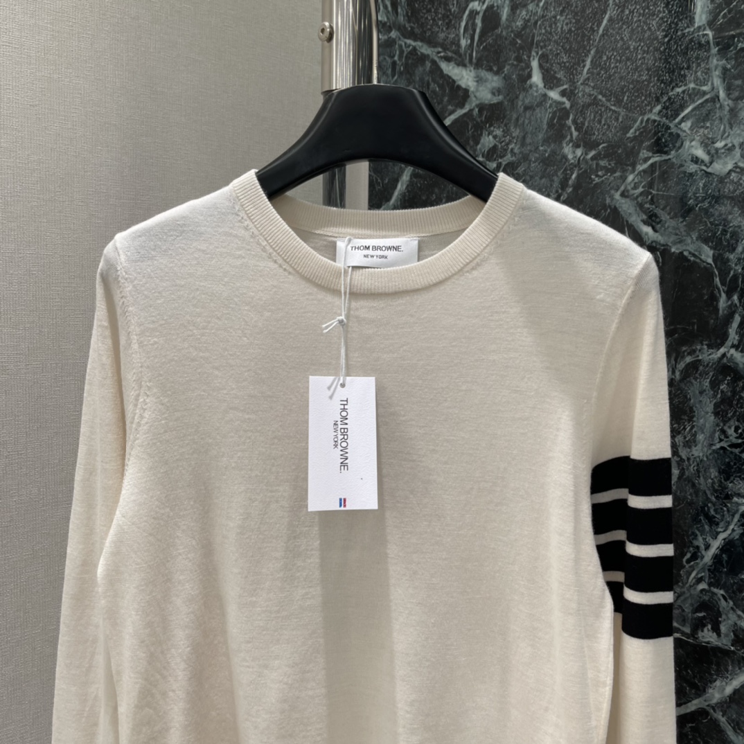 TB 25秋冬新款 四条杠针织衫 左臂黑色四条杠超有辨识度 是品牌标志性设计 圆领简约百搭 男女同款 轻