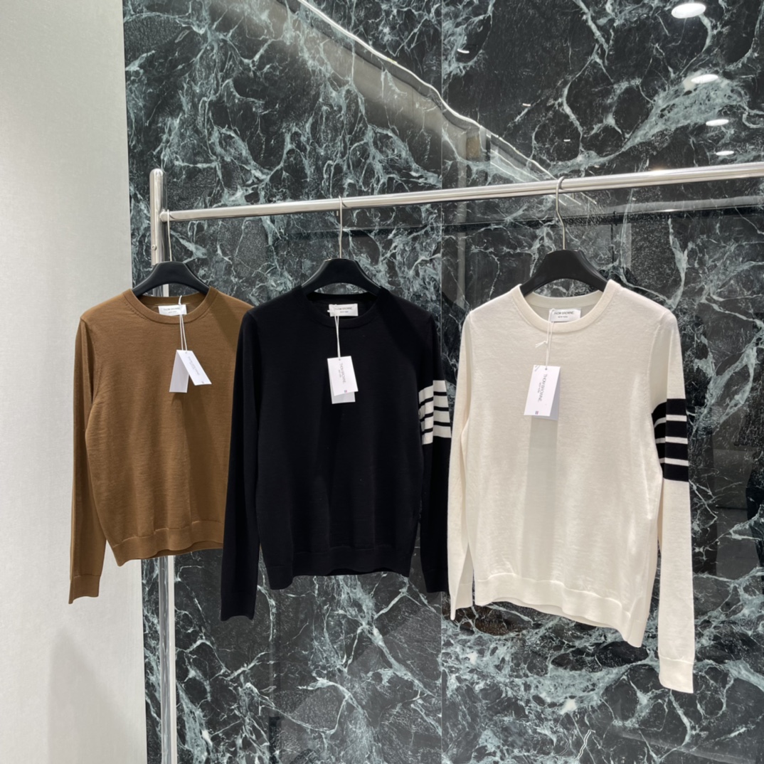 TB 25秋冬新款 四条杠针织衫 左臂黑色四条杠超有辨识度 是品牌标志性设计 圆领简约百搭 男女同款 轻