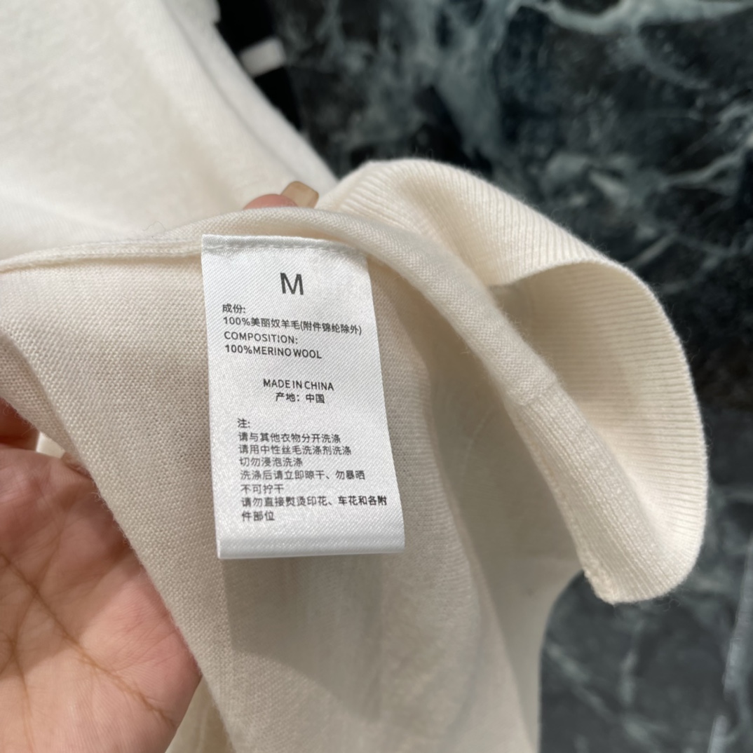 TB 25秋冬新款 四条杠针织衫 左臂黑色四条杠超有辨识度 是品牌标志性设计 圆领简约百搭 男女同款 轻