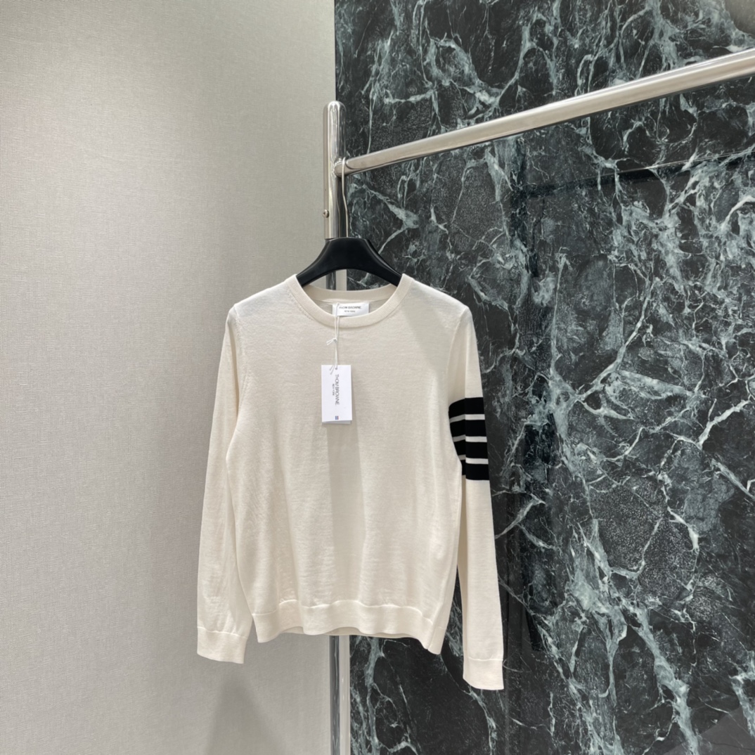 TB 25秋冬新款 四条杠针织衫 左臂黑色四条杠超有辨识度 是品牌标志性设计 圆领简约百搭 男女同款 轻