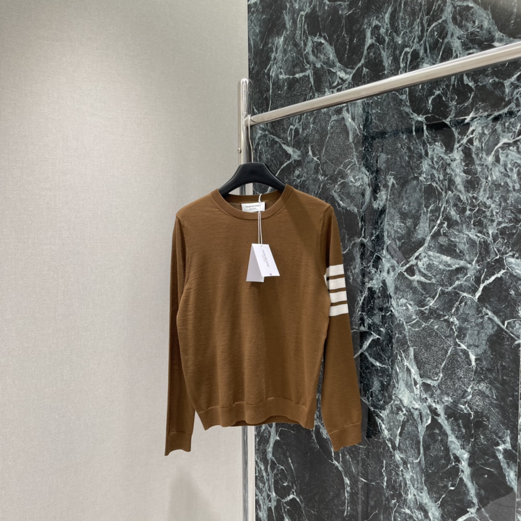 TB 25秋冬新款 四条杠针织衫 左臂黑色四条杠超有辨识度 是品牌标志性设计 圆领简约百搭 男女同款 轻