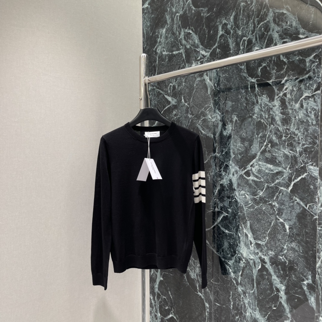 TB 25秋冬新款 四条杠针织衫 左臂黑色四条杠超有辨识度 是品牌标志性设计 圆领简约百搭 男女同款 轻