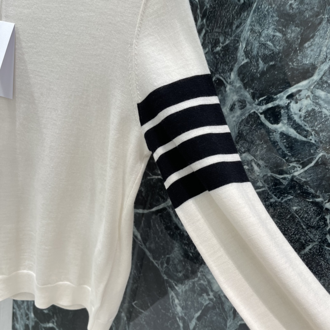 TB 25秋冬新款 四条杠针织衫 左臂黑色四条杠超有辨识度 是品牌标志性设计 圆领简约百搭 男女同款 轻