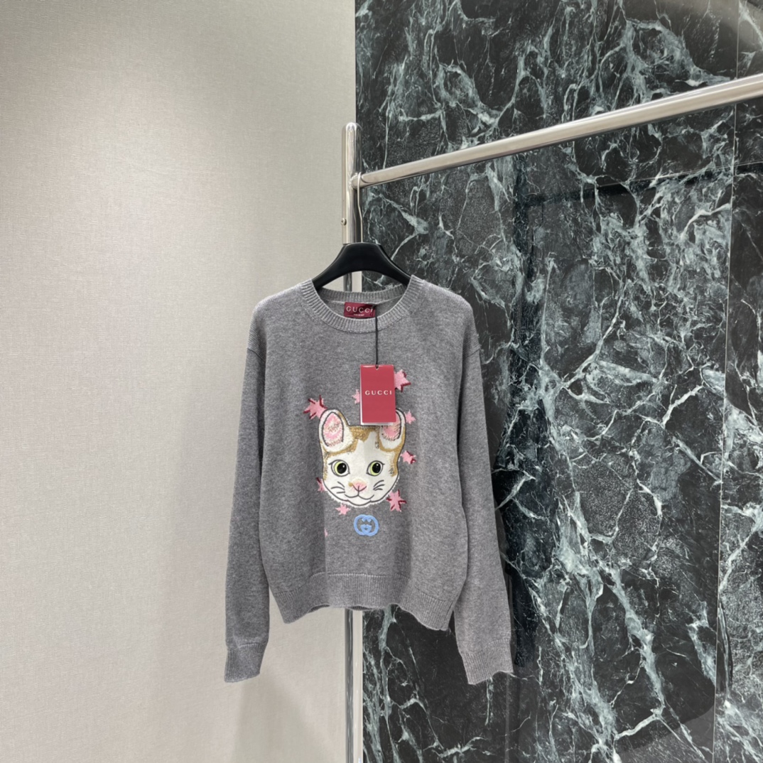 G家 25秋冬新款 联名猫咪毛衣 正面有超萌猫咪插画+粉色星星 童趣满满 秋冬穿超有氛围感，搭配休闲或复