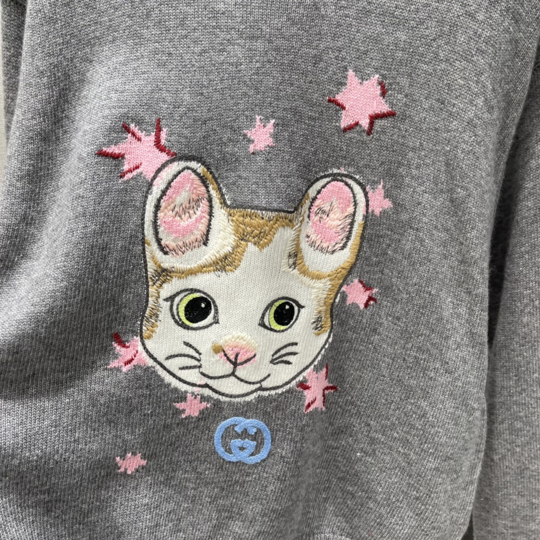 G家 25秋冬新款 联名猫咪毛衣 正面有超萌猫咪插画+粉色星星 童趣满满 秋冬穿超有氛围感，搭配休闲或复