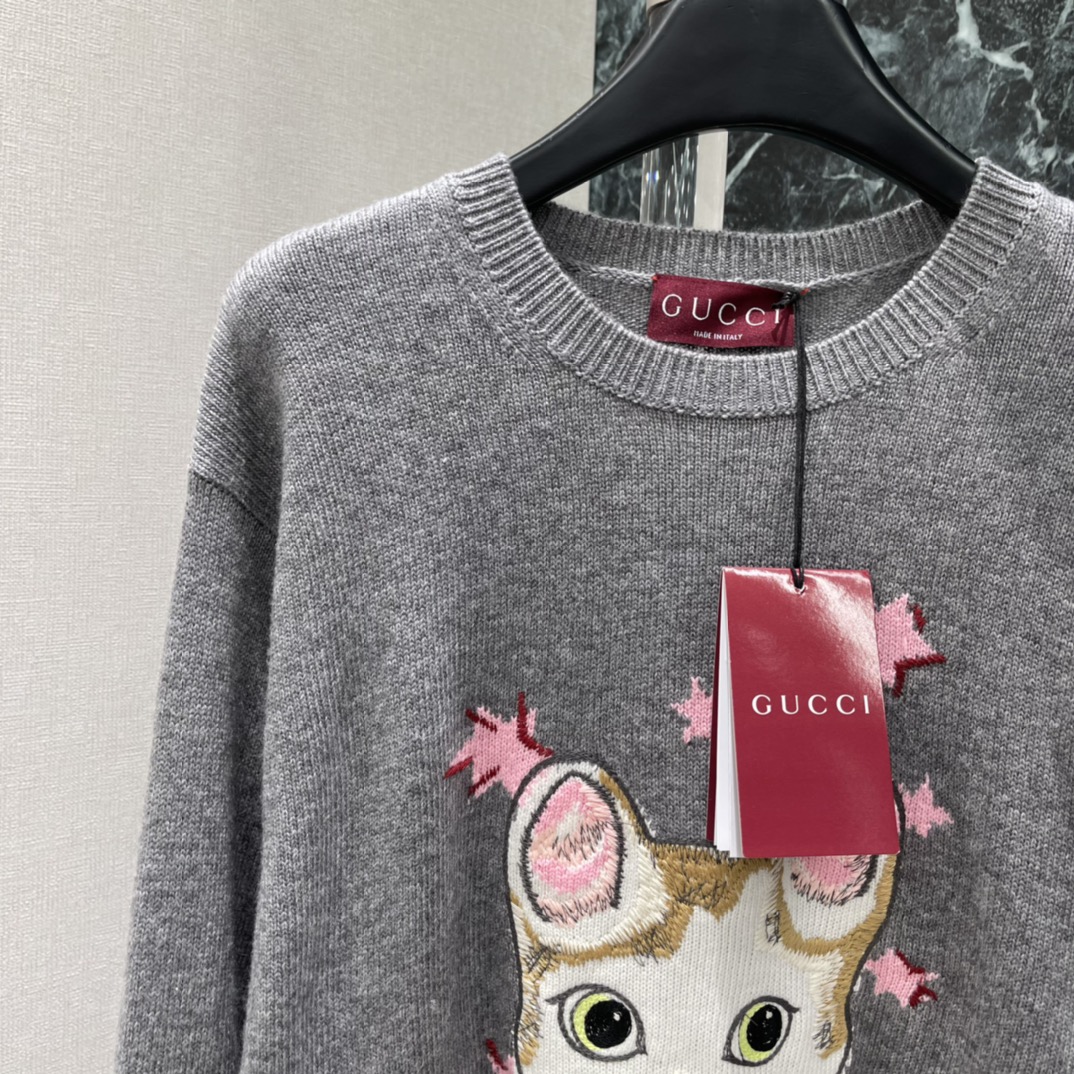 G家 25秋冬新款 联名猫咪毛衣 正面有超萌猫咪插画+粉色星星 童趣满满 秋冬穿超有氛围感，搭配休闲或复