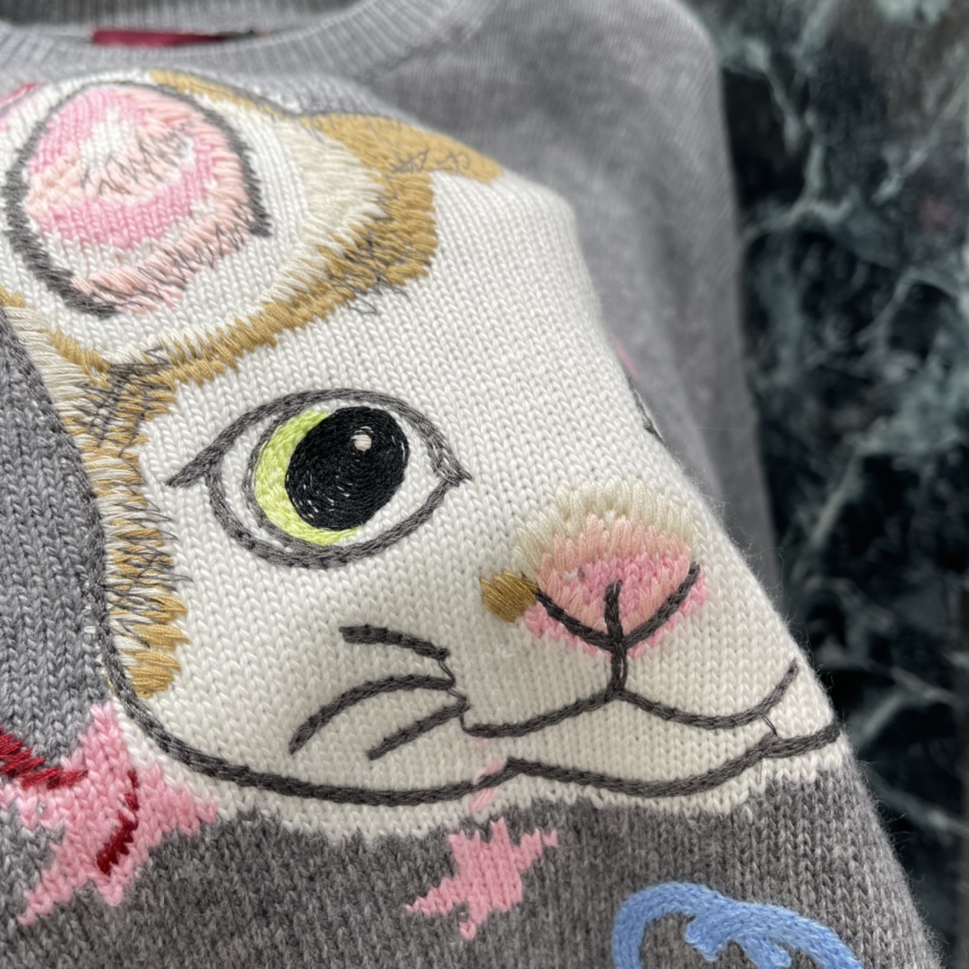 G家 25秋冬新款 联名猫咪毛衣 正面有超萌猫咪插画+粉色星星 童趣满满 秋冬穿超有氛围感，搭配休闲或复