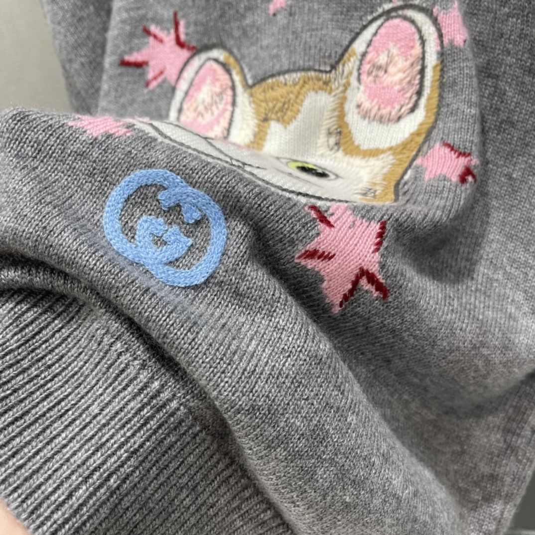 G家 25秋冬新款 联名猫咪毛衣 正面有超萌猫咪插画+粉色星星 童趣满满 秋冬穿超有氛围感，搭配休闲或复
