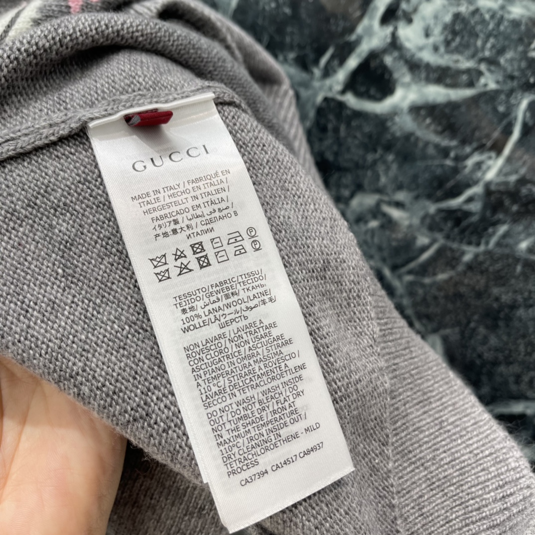 G家 25秋冬新款 联名猫咪毛衣 正面有超萌猫咪插画+粉色星星 童趣满满 秋冬穿超有氛围感，搭配休闲或复