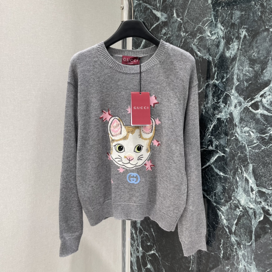G家 25秋冬新款 联名猫咪毛衣 正面有超萌猫咪插画+粉色星星 童趣满满 秋冬穿超有氛围感，搭配休闲或复