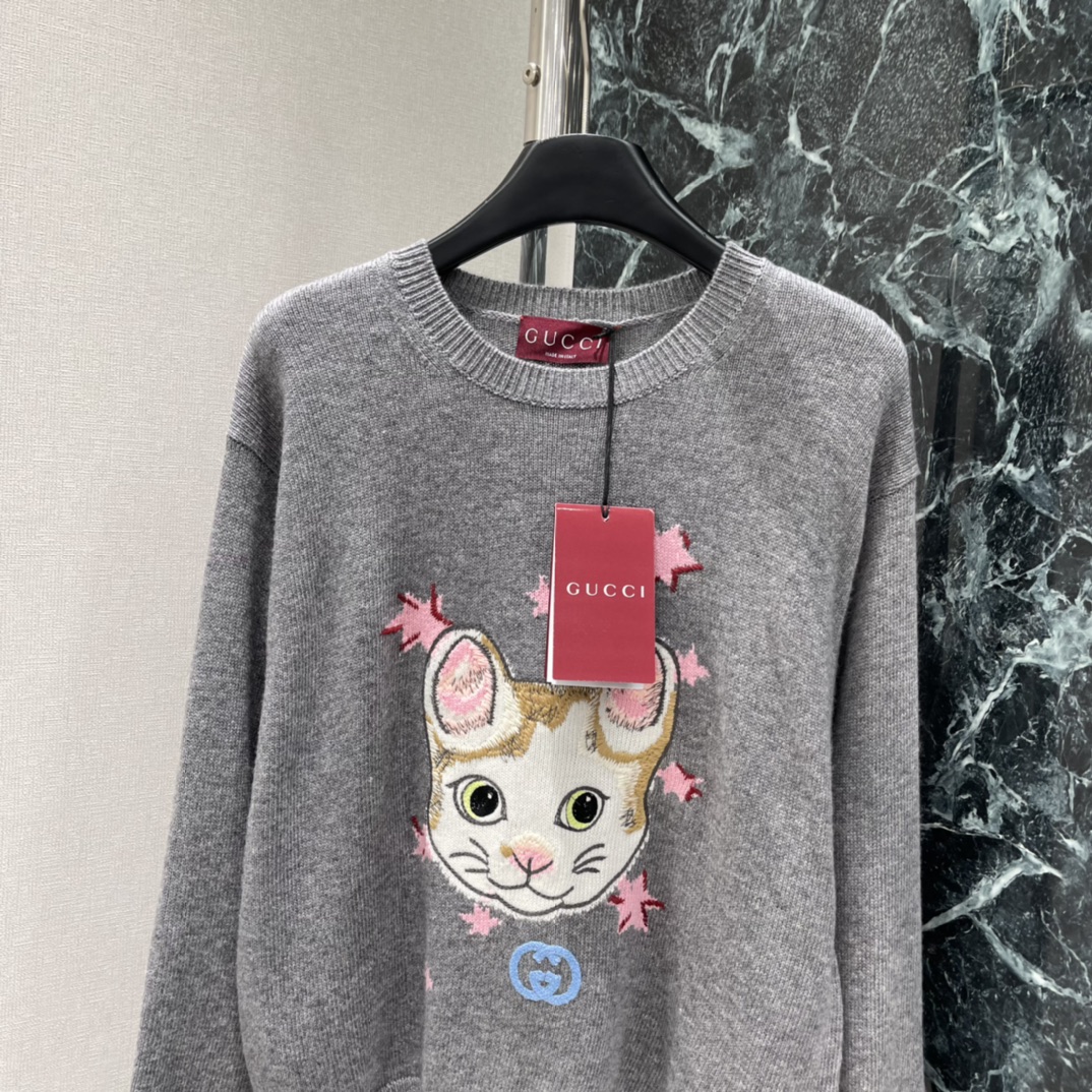 G家 25秋冬新款 联名猫咪毛衣 正面有超萌猫咪插画+粉色星星 童趣满满 秋冬穿超有氛围感，搭配休闲或复