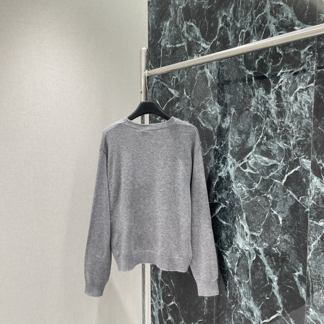 G家 25秋冬新款 联名猫咪毛衣 正面有超萌猫咪插画+粉色星星 童趣满满 秋冬穿超有氛围感，搭配休闲或复