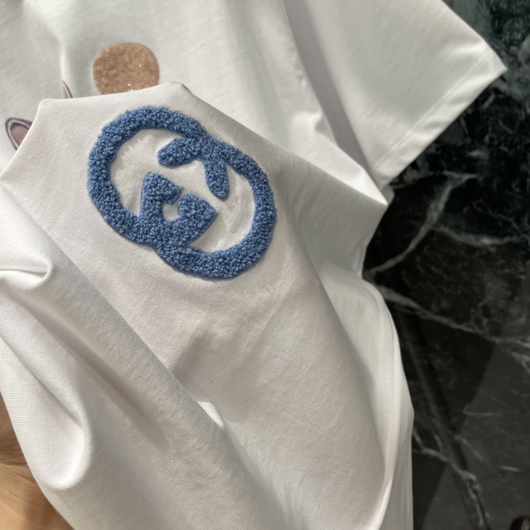 G家 25秋冬新款 联名猫咪印花T恤 胸前猫咪穿黑色连衣裙手拿气球 搭配红玫瑰和蓝色双G刺绣 俏皮又艺术