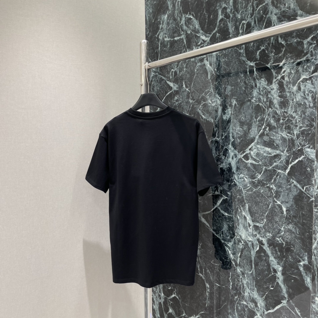 G家 25秋冬新款 联名猫咪印花T恤 胸前猫咪穿黑色连衣裙手拿气球 搭配红玫瑰和蓝色双G刺绣 俏皮又艺术