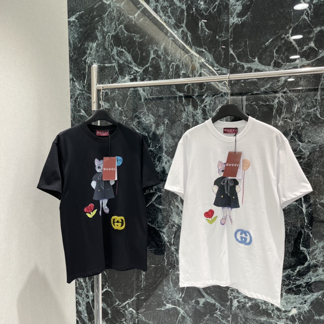 G家 25秋冬新款 联名猫咪印花T恤 胸前猫咪穿黑色连衣裙手拿气球 搭配红玫瑰和蓝色双G刺绣 俏皮又艺术