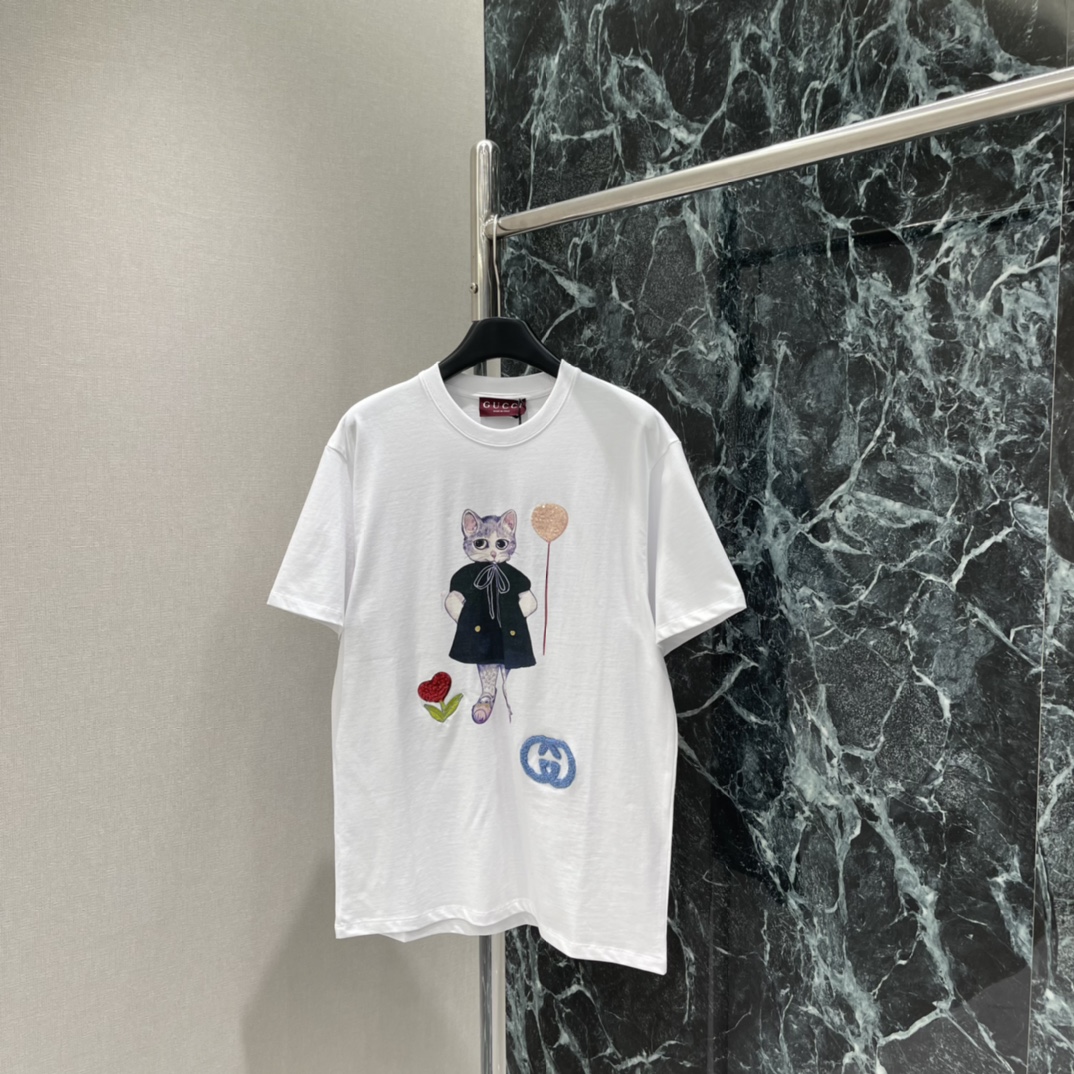 G家 25秋冬新款 联名猫咪印花T恤 胸前猫咪穿黑色连衣裙手拿气球 搭配红玫瑰和蓝色双G刺绣 俏皮又艺术