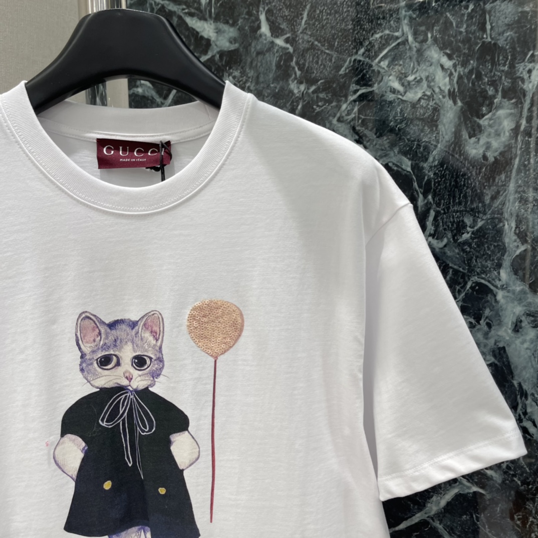 G家 25秋冬新款 联名猫咪印花T恤 胸前猫咪穿黑色连衣裙手拿气球 搭配红玫瑰和蓝色双G刺绣 俏皮又艺术