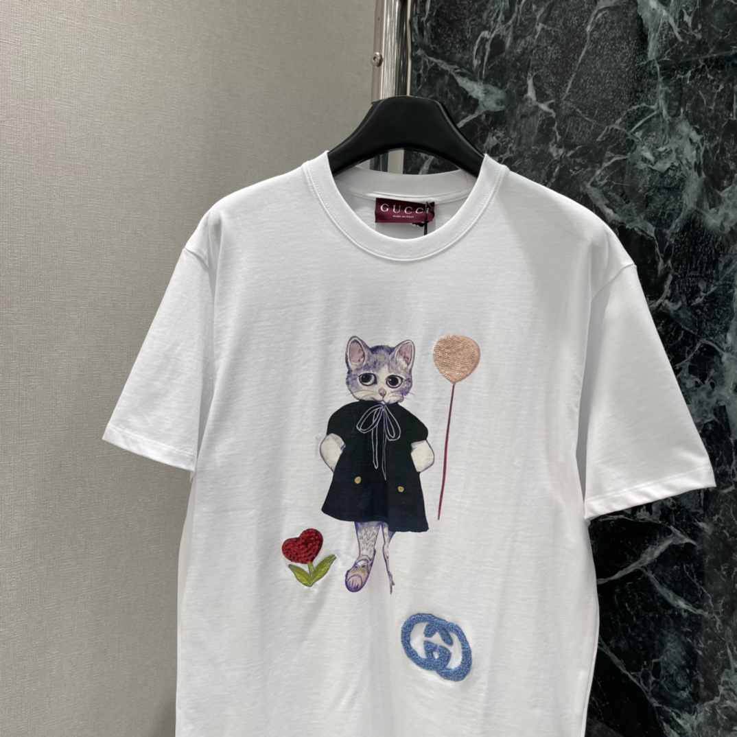 G家 25秋冬新款 联名猫咪印花T恤 胸前猫咪穿黑色连衣裙手拿气球 搭配红玫瑰和蓝色双G刺绣 俏皮又艺术