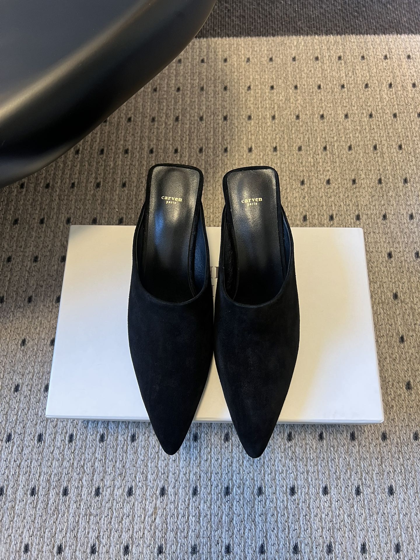 NO:682345,Carve*26ss pointed toe Mule high heels are semi-drag high heels. They adopt the ultimate pointed toe + Muller heelless design. The shoe body has clean and smooth lines. The height ratio of the cat heel has been optimized to take into account both elegance and wearing stability. The upper is mainly made of fine suede, and the lining is smooth leather. The material is high-end and soft to the touch. Different colors of suede also show different texture levels.  Without excessive decoration, the minimalist design highlights the brand's French minimalist aesthetics. The simple pointed-toe Muller style can be adapted to various scenes such as commuting, dating, light socializing, etc. The dark color is versatile and classic, while the earthy color has a more retro texture. Upper Niu Jing Sheepskin lining Outsole Genuine leather outsole Increased by 5cm Size 35-40 (40 size customization is non-refundable), half drag, high heels, sheepskin, Leather soles19860909carve*26ss尖头穆勒高跟鞋半拖高跟 采用极致尖形鞋头+穆勒无后跟设计,鞋身线条利落流畅,猫跟的高度比例经过优化,兼顾优雅感与穿着稳定性.鞋面以细腻的绒面革为主,内里为光滑皮革,材质质感高级且触感柔软,不同色系的绒面革还呈现出不同的肌理层次. 无过多装饰,以极简设计凸显品牌的法式简约美学.简约的尖头穆勒款式可适配通勤、约会、轻社交等多种场景,深色系百搭经典,大地色系则更具复古质感. 鞋面牛京 内里羊皮 大底真皮大底 增高5cm size35-40码（40码定制不退换）,半拖,high heels,sheepskin,Leather soles,Women's Shoes