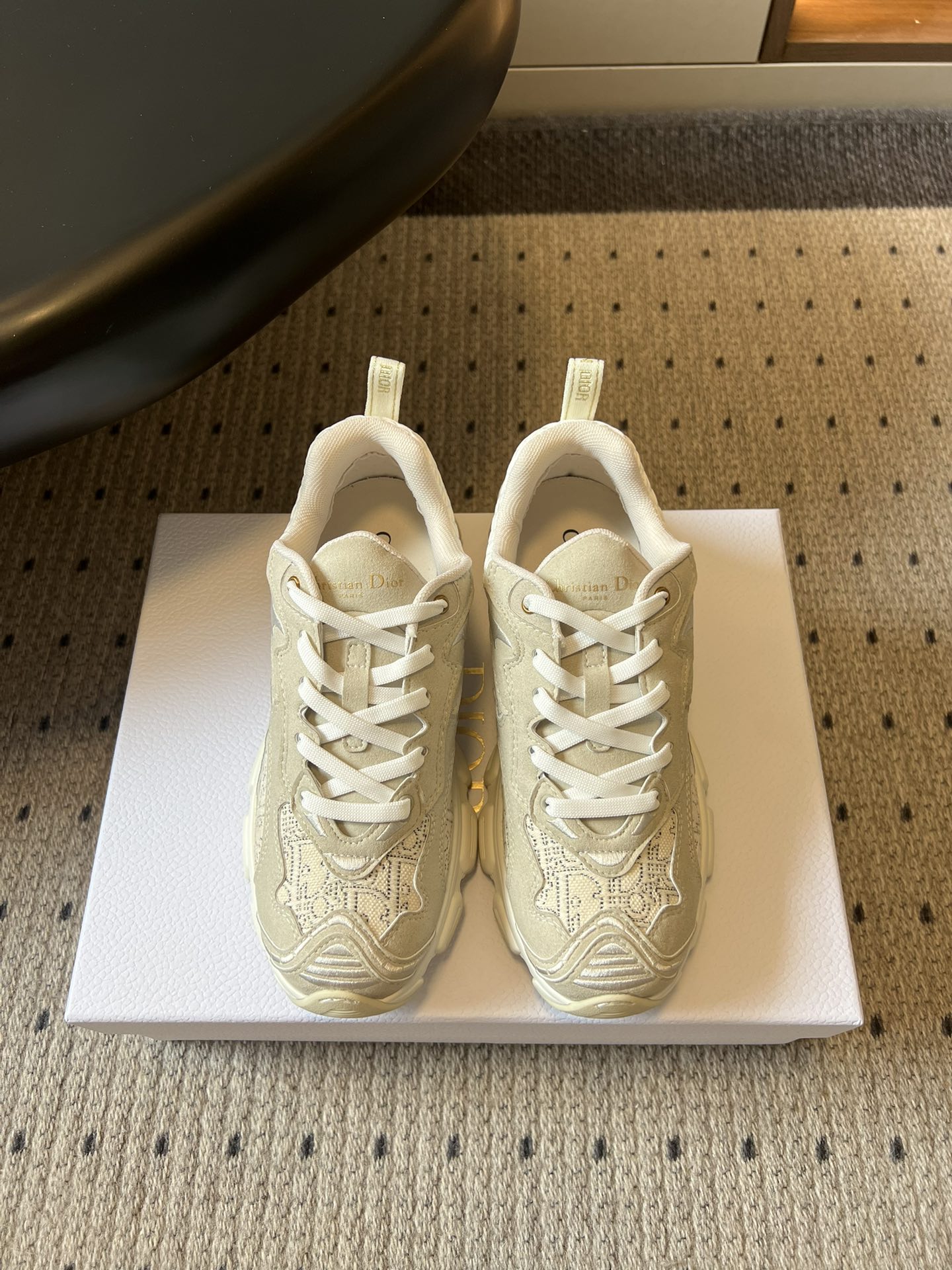 NO:682338,The new color of Dio* 26ss classic casual shoes, thick-soled dad shoes, adopts the brand's classic presbyopia elements. The upper design is rich in layers, and the color is soft and versatile, highlighting the luxurious texture and retro style. At the same time, the thick-soled design can visually lengthen the leg lines.  Made of a combination of mesh and leather materials, it has good breathability. The pure black color scheme is simple and elegant. The shoe shape is smooth and sporty, suitable for daily leisure or matching with trendy clothes. Contrasting color design, complex upper structure and full of design sense, strong visual impact, and exaggerated thick sole shape. It is a tool for fashionistas to create eye-catching looks. Upper cowhide/special craftsmanship Mesh lining Outsole Original molded outsole Heightened by 5.5cm  Size 35-41 (customized sizes 40-41 are non-refundable), dad shoes, dior, cowhide19860909Dio* 26ss 经典休闲鞋厚底老爹鞋新配色 采用品牌经典的老花元素,鞋面设计富有层次感,配色柔和百搭,彰显奢华质感与复古风格,同时厚底设计能在视觉上拉长腿部线条. 以网布和皮革材质结合,透气性较好,纯黑配色简约大气,鞋型流畅且富有运动感,适合日常休闲或搭配潮流服饰.撞色设计,鞋面结构复杂且富有设计感,视觉冲击力强,厚底造型夸张,是潮流达人打造吸睛造型的利器. 鞋面牛皮/特殊工艺 内里网布 大底原版开模大底 增高5.5cm size35-41码（40-41码定制不退换）,老爹鞋,dior,cowhide,Women's Shoes