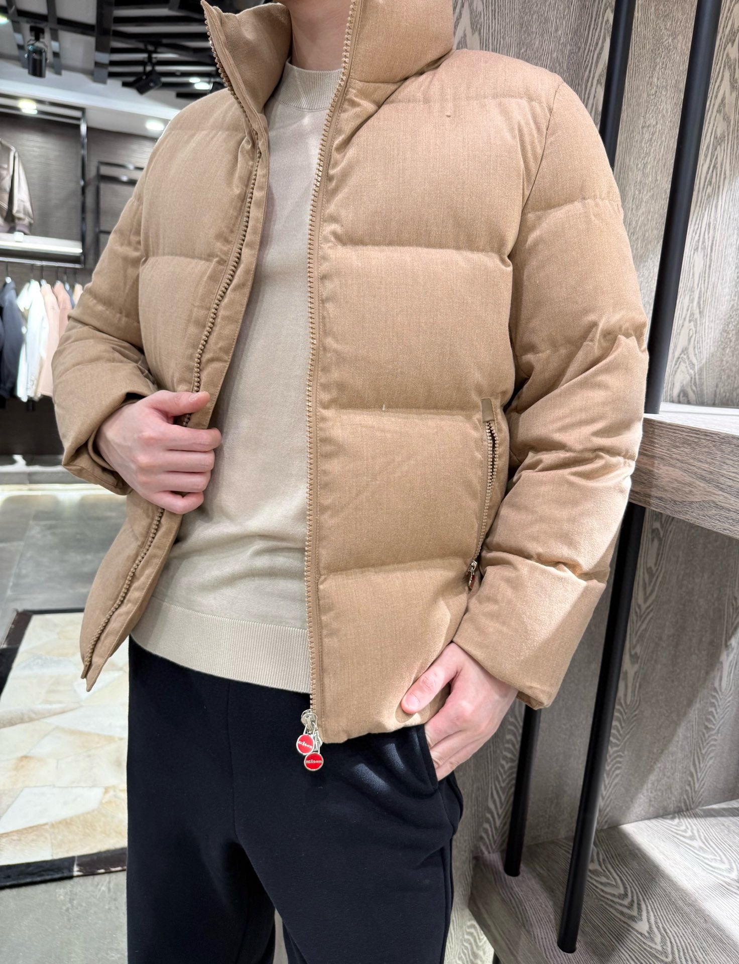 NO:727991,Kitton-2025 stand-up collar wool blended down jacket, stand-up collar knitted with logo red round pull tab, the fabric is made of 15 wool. Its characteristics include good warmth retention, soft texture, good breathability, good wrinkle resistance, and environmental sustainability. The characteristics of 90 white duck down mainly include high warmth retention, lightness and comfort, good elasticity and fluffiness, and high cost performance. The thermal insulation effect of high warmth 90 white duck down down jackets is very good.  Duck down is very fluffy and can contain a large amount of air, effectively preventing heat loss caused by air flow. At the same time, duck down has poor thermal conductivity, which can prevent heat loss caused by heat conduction, thereby providing a good thermal insulation effect.  Lightweight and comfortable. The 90% white duck down down jacket is not only warm, but also very light. The high content of duck down makes the clothes lighter, comfortable to wear, and will not put an excessive burden on the body. In addition, the duck down has a high oil content, which makes the down jacket have a certain degree of washability and also maintains good fluffiness.  Good elasticity and bulk White duck down has good elasticity and bulk, and can automatically return to its original shape, which allows the down jacket to maintain its shape and warmth after repeated use and cleaning. Sizes 48-56 (model 180/140 wears 50, with Hong Kong Lane Crawford gift box packaging),, jackets & coats, down jacket,19860909Kitton-2025立领羊毛混纺羽绒外套 立领针织 搭配标识红色圆形拉片 面料采用15羊毛 其特点包括保暖性好、质地柔软、透气性好、抗皱性好、环保可持续. 90白鸭绒°的特点主要包括高保暖性、轻便舒适、良好的弹性和蓬松度,以及较高的性价比. 高保暖性90白鸭绒的羽绒服保暖效果非常出色. 鸭绒非常蓬松,能够包含大量的空气,有效防止空气流动导致的热量散失.同时,鸭绒的导热性较差,可以阻止热传导造成的热量损失,从而提供良好的保暖效果 轻便舒适90白鸭绒的羽绒服不仅保暖,而且非常轻便.高含量的鸭绒使得衣物更加轻盈,穿起来舒适,不会给身体带来过重的负担.此外,鸭绒的油脂含量较高,使得羽绒服具有一定的耐水洗性,同时也保持了良好的蓬松度  良好的弹性和蓬松度白鸭绒具有良好的弹性和蓬松度,能够自动恢复至原来的形状,这使得羽绒服在经过多次使用和清洗后,依然能够保持其形状和保暖性能 尺码48-56(模特180/140穿50,配香港连卡佛礼盒包装),,jackets & coats,down jacket,,Men's clothing