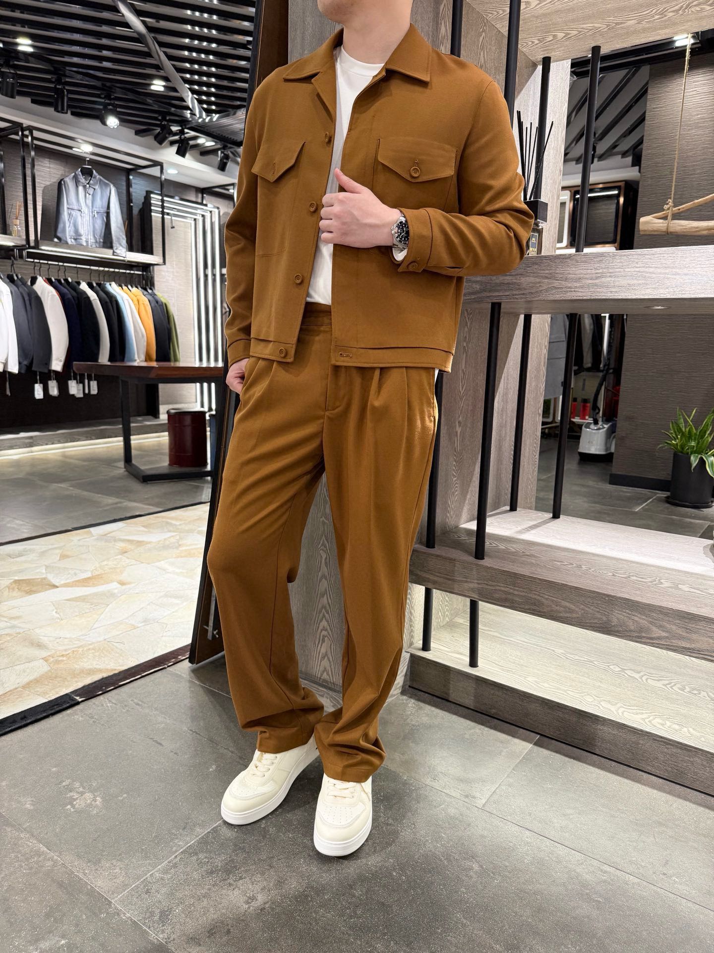 NO:728048,Ermenegildo Zegna - Old Money Style Suit Three-dimensional tailoring Slightly wide version suitable for a wider range of people Details are covered with cloth buttons Custom-woven and dyed fabric The fabric is a blend of 10 wool and 15 Tencel. Its characteristics: Comfortable wool and Tencel fabric combines the excellent characteristics of ordinary viscose fibers, such as hygroscopicity, smoothness and elegance and comfort. Strength It overcomes the shortcomings of low strength of ordinary viscose fibers, especially the problem of low wet strength, and its strength is similar to polyester.  The production process of environmentally friendly Tencel wool fabric is relatively environmentally friendly and in line with the concept of sustainable development. Lightweight wool plus Tencel fabric is more lightweight and elegant, suitable for making spring clothing. Complex process The processing process of this fabric is relatively complex, which increases the cost and difficulty of production  72 cationic, its characteristics give clothing a unique two-color effect, its color is bright, and its dyeing characteristics enable it to dye high-saturation, bright and vivid colors, with outstanding color layering and contrast. The wear resistance of cationic fabrics is very good, and after adding artificial fibers such as polyester and spandex, the strength and elasticity are higher. Sizes S-XL (model 180/140 wears M, comes with Hong Kong Lane Crawford gift box packaging),,zegna,19860909杰尼亚-老钱风套装 立体剪裁 微宽版型适合人群更广 细节采用本布包扣 定织定染面料 面料采用了10羊毛15天丝的混纺,其特点 舒适性羊毛加天丝面料结合了普通型粘胶纤维的优良特性,如吸湿性、柔滑飘逸性和舒适性. 强度它克服了普通粘胶纤维强力低的缺陷,特别是湿强低的问题,其强力与涤纶相近. 环保性天丝羊毛面料的生产过程相对环保,符合可持续发展的理念. 轻盈感羊毛加天丝面料更加轻盈飘逸,适合制作春季服饰. 工艺复杂该面料的加工工艺较为复杂,增加了生产成本和难度 72阳离子,其特点使衣物具有独特的双色效果,其色泽鲜艳,染色特性使其能够染出饱和度高、色泽明亮且鲜艳的颜色,色彩层次感和对比度都非常突出.阳离子面料的耐磨性非常好,加入涤纶、氨纶等人工纤维后,强度和弹性更高. 尺码S-XL(模特180/140穿M,配香港连卡佛礼盒包装),,zegna,,Men's clothing