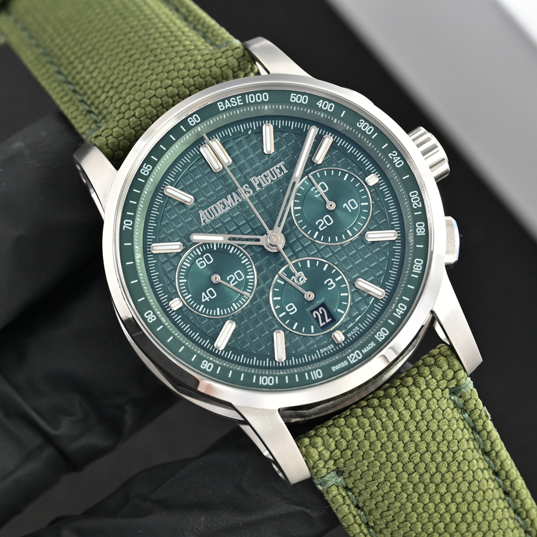NO:944082,Produced by APF APF Factory AP Royal Oak 26048 Offshore 41RE4 Love Chronograph Mechanical Watch 1. The case is top-notch treated according to the original mold opening and multiple processes 2. The three-dimensional and neat disk 'biscuit texture' is exactly the same as the original 3: The original mold opening details of the 316 stainless steel case have been polished and frosted through multiple processes 4. The movement has accurate 9-digit small seconds  5. The watch mirror is made of imported anti-glare crystal sapphire glass. 6. The watch strap is matched with imported Italian calfskin and canvas belts. The buckle is a practical original pin buckle, size 41mm. Audemars Piguet is highly recommended for entry-level, finely crafted, luxurious and exquisite recommended men's multi-functional mechanical watches. For the best luxury recommendations as gifts, please look for the exclusive quality of APF, audemars, cowhide19860909APF 出品  APF Factory AP 皇家橡树 26048离岸型41RE4爱计时机械腕表 1.壳套按照原装开模多道工序顶级处理 2.一体字面立体工整的盘面“饼干纹理”和原装一模一样 3:316精钢表壳原装开模细节经过多道工序的打磨磨砂处理 4.机芯9字位小秒走时精准 5.表镜选用进口防眩水晶蓝宝石玻璃镜面 6.表带搭配进口意大利小牛皮以及帆布皮带,表扣实用原装针扣,尺寸41mm,爱彼入门级强烈推荐,精品打造 ,奢华精致推荐男士多功能机械腕表 送礼最佳奢华推荐请认准APF独家品质,,audemars,cowhide,Watch