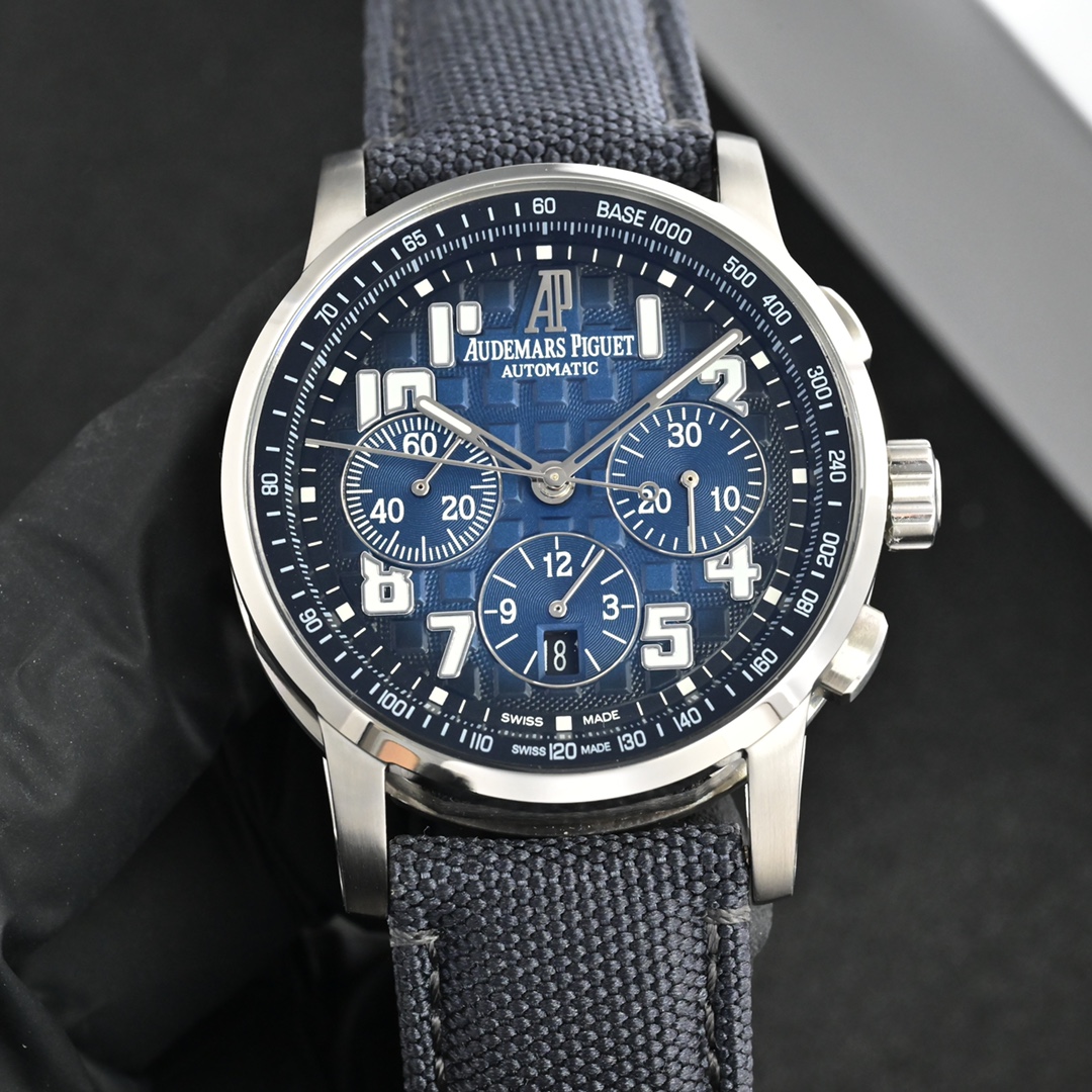 NO:944074,Produced by APF White Shell Gold Case APFactory AP Royal Oak 26048 Offshore RE4 41 Love Chronograph Mechanical Watch 1. The shell case is top-notch treated according to the original mold opening and multiple processes 2. The three-dimensional and neat disk 'biscuit texture' is exactly the same as the original 3: The original mold opening details of the 316 stainless steel case have been polished and frosted through multiple processes 4. The movement has accurate 9-digit small seconds  5. The watch mirror is made of imported anti-glare crystal sapphire glass. 6. The watch strap is matched with imported Italian calfskin and canvas belts. The buckle is a practical original pin buckle, size 41mm. It is highly recommended for entry-level Audemars Piguet. It is made of high-quality products. For the best luxury recommendation as a gift, please look for the exclusive quality of APF, audemars, cowhide.19860909APF 出品 白壳 金壳  APFactory AP 皇家橡树 26048离岸型RE4 41爱计时机械腕表 1.壳套按照原装开模多道工序顶级处理 2.一体字面立体工整的盘面“饼干纹理”和原装一模一样 3:316精钢表壳原装开模细节经过多道工序的打磨磨砂处理 4.机芯9字位小秒走时精准 5.表镜选用进口防眩水晶蓝宝石玻璃镜面 6.表带搭配进口意大利小牛皮以及帆布皮带,表扣实用原装针扣,尺寸41mm,爱彼入门级强烈推荐,精品打造 送礼最佳奢华推荐请认准APF独家品质,,audemars,cowhide,Watch