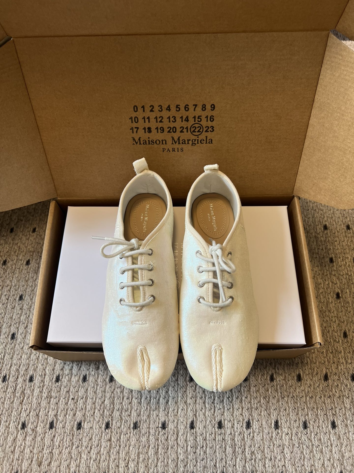NO:682348,Maison Margiel* low-cut flat-soled lace-up casual shoes split-toe shoes. The Tabi split-toe toe originated from Japanese foot bags is the core identification point. It divides the toe into two and is one of the most representative design languages ​​of the brand. Materials include smooth leather, suede and other materials. The brand will also use high-end leather such as sheepskin and horsehide, and some styles will include distressing and splicing techniques.  The simple silhouette of low-top laces is matched with flat wax shoelaces. The shoe body has no unnecessary decoration and only the brand logo is marked low-key on the tongue. The shoe box is printed with the brand's iconic digital code to strengthen the brand recognition. Sheepskin upper, sheepskin lining, genuine leather outsole, increased by 1cm, size 35-40 (40 size customization is not returnable), split-toe shoes, sheepskin, Leather soles19860909Maison Margiel*低帮平底系带休闲鞋分趾鞋 源自日本足袋的Tabi分趾鞋头是核心识别点,将脚趾一分为二,是品牌最具代表性的设计语言之一.材质光滑皮革、绒面革等材质,品牌还会用到羊皮、马皮等高端皮革,部分款型会加入做旧、拼接工艺. 低帮系带的简约廓形,搭配扁平的蜡质鞋带,鞋身无多余装饰,仅在鞋舌处低调标注品牌标识；鞋盒印有品牌标志性的数字编码,强化品牌辨识度. 鞋面羊皮 内里羊皮 大底真皮大底 增高1cm size35-40码（40码定制不退换）,分趾鞋,sheepskin,Leather soles,Women's Shoes