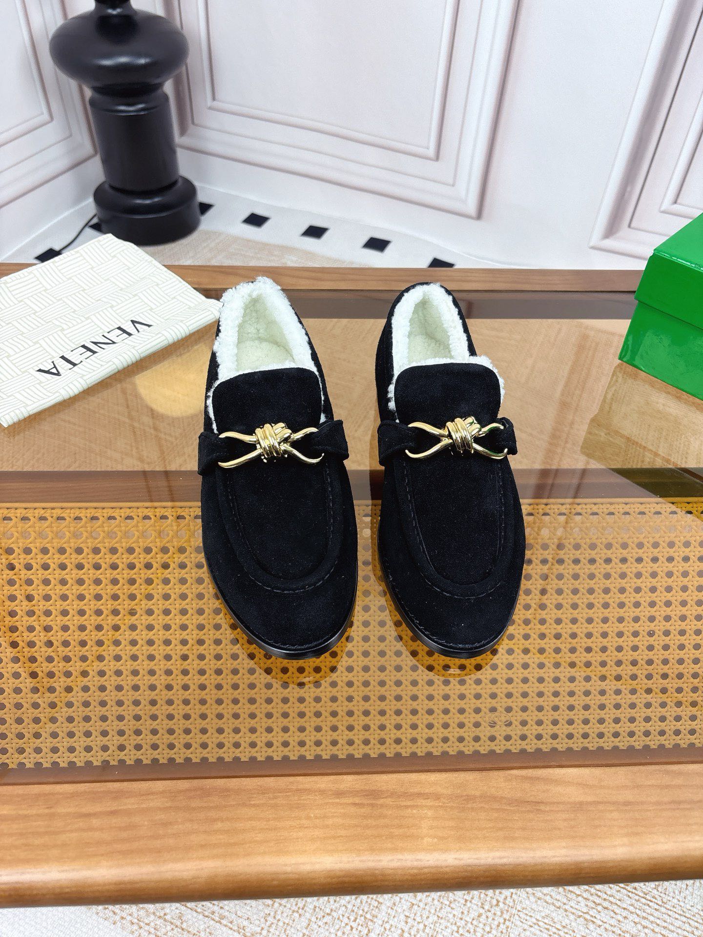 NO:707750,The new flat furry shoes, Bottega Veneta (BV) is the most successful brand in today’s fashion industry. In addition to the huge sales of its bags, Bottega Veneta’s shoes cannot be ignored!  Justin Bieber's wife Hailey Bieber is an icon for today's girls. Her outfit has become a benchmark. In the private photos she was recently captured, she does not wear high heels or trendy sneakers. Instead, she wears a pair of Bottega Veneta flat fur shoes to make her look perfect!  Bv flat-soled furry shoes, knotted shoes, material imported Niujing/imported sheep chiggers, genuine leather outsole, women's size 35-42 (customized at 40.41.42), loafers, furry shoes, bottega veneta,bottega veneta,bottega veneta,loafers,high heels,Leather soles19860909新款平底毛毛鞋,葆蝶家Bottega Veneta（BV）是当今时尚圈翻身最成功的品牌,除了包款卖翻天外,葆蝶家的鞋履也不容忽视！小贾斯汀的太太Hailey Bieber身为当今女孩的icon,她的穿搭已经成为指标,在近日她被捕捉到的私着照中,她不穿高跟鞋,也不挑潮流球鞋,反而用一双葆蝶家Bottega Veneta平底毛毛鞋让气质一百分！ Bv平底毛毛单鞋 绳结单鞋 材质进口牛京/进口羊恙毛 鞋底真皮大底 码数女码35-42定（40.41.42定制）,乐福鞋毛毛鞋,bottega veneta,bottega veneta,bottega veneta,loafers,high heels,Leather soles,Women's Shoes