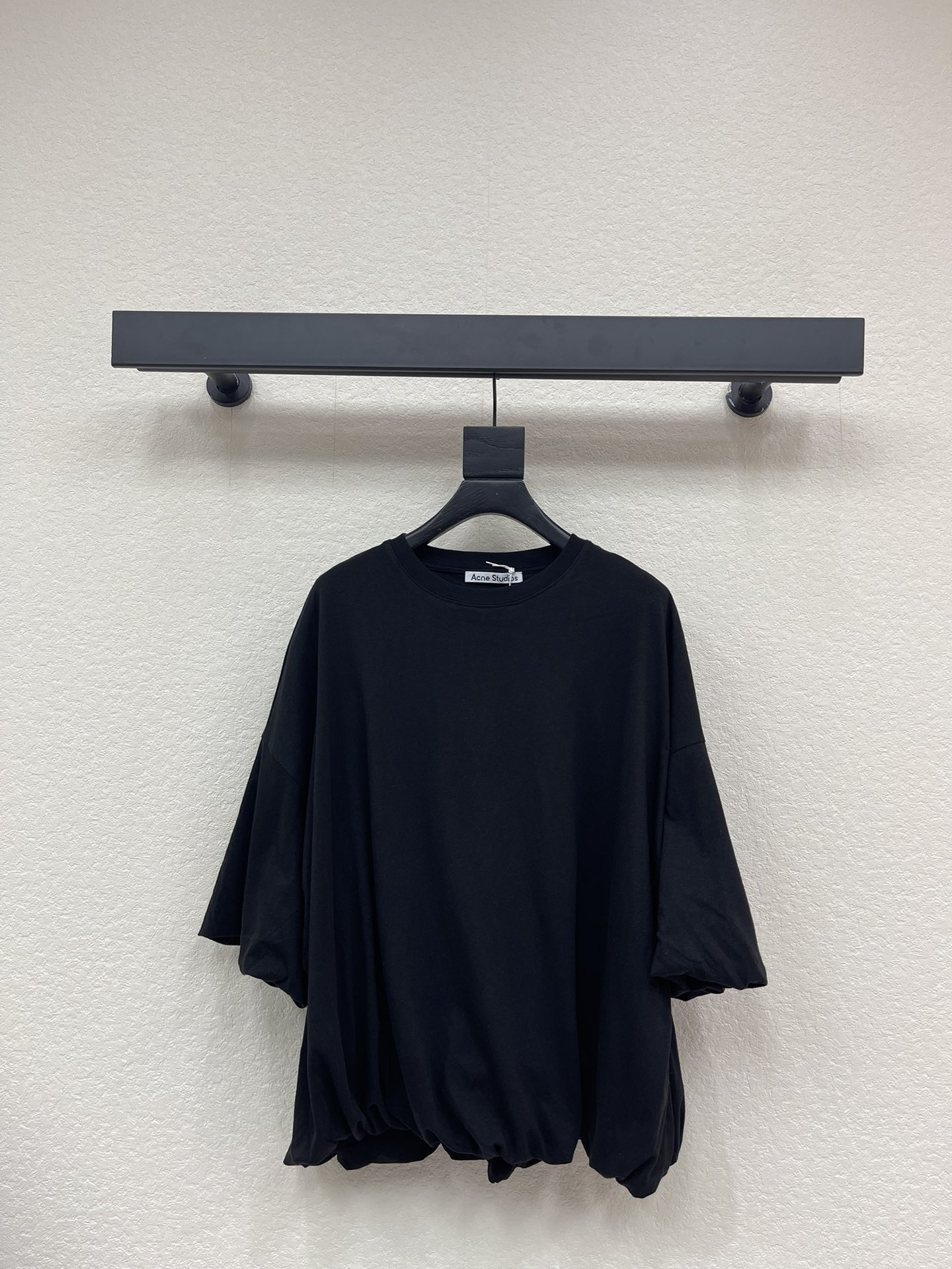 NO:683629,Acne  studio*26 new spring and summer round neck loose bud short-sleeved T-shirt. Customized YB native cotton material, breathable and comfortable, full of texture, loose silhouette oversized shirt cut, using printing technology to outline a floral retro pattern on the back  Stylish slogans and letter logo decorations, colorful collisions, full of high-street fashion, strengthen brand recognition, combined with the bud-shaped hem and inward binding, the puffy feeling neutralizes the cool temperament, clear layers, dazzling and fashionable daily wear items.SML,,acne  studios,dior,versace,T-shirt,tees,t-shirt,19860909Acne studio*26春夏新款圆领宽松花苞短袖T恤.定制YB原生全棉材质,透气舒适,质感十足,宽松廓形oversized恤剪裁,利用印花工艺处理,于后背勾勒出花体复古风格的标语和字母徽标装饰,彩色碰撞,高街时髦感十足,加强品牌辨识度,配合下摆花苞型内收包边,蓬蓬感中和酷飒气质,层次分明,亮眼时髦的日常穿搭单品.SML,,acne studios,dior,versace,T-shirt,tees，t-shirt,,Women's clothing