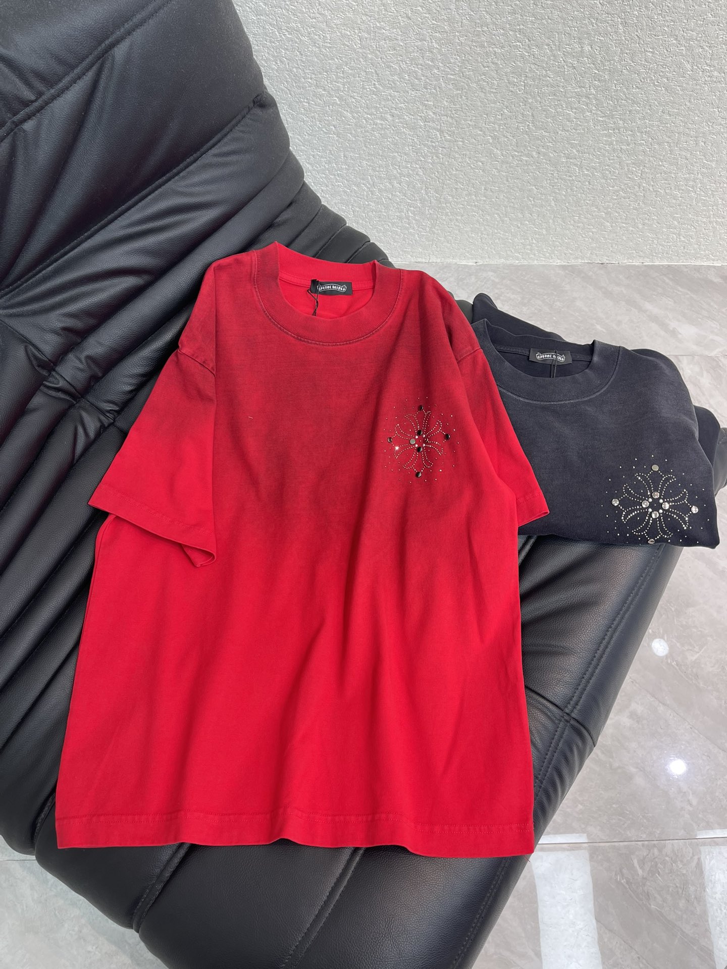 NO:684462,Chrome Hearts* Chrome Hearts 25 spring and summer new Sanskrit cross heavy beading short-sleeved T-shirt. Pure cotton washed distressed technology, washed fabrics are not limited to basic colors, but also have rich distressed effects to meet different style needs. The fabric is breathable and comfortable, and the design is unique. It integrates the brand's fashion elements and makes people feel a unique artistic charm and cultural heritage. This T-shirt can make you the focus, easily control various styles, and show your personal charm. OS large version, same style for men and women!  S-XL,,chrome hearts,chrome hearts,T-shirt,tees,t-shirt,19860909Chrome Hearts*克罗心25春夏新款梵文十字架重工钉珠短袖T恤.纯棉水洗做旧工艺, 水洗面料不仅限于基础色彩,更有丰富的 做旧效果,满足不同风格需求.面料透气舒适,设计独特,融合了品牌的时尚元素,让人感受到一种独特的艺术魅力与文化底蕴.这款T恤都能让你成为焦点,轻松驾驭各种风格,展现个性魅力.OS大版型,男女同款！S-XL,,chrome hearts,chrome hearts,T-shirt,tees，t-shirt,,Women's clothing