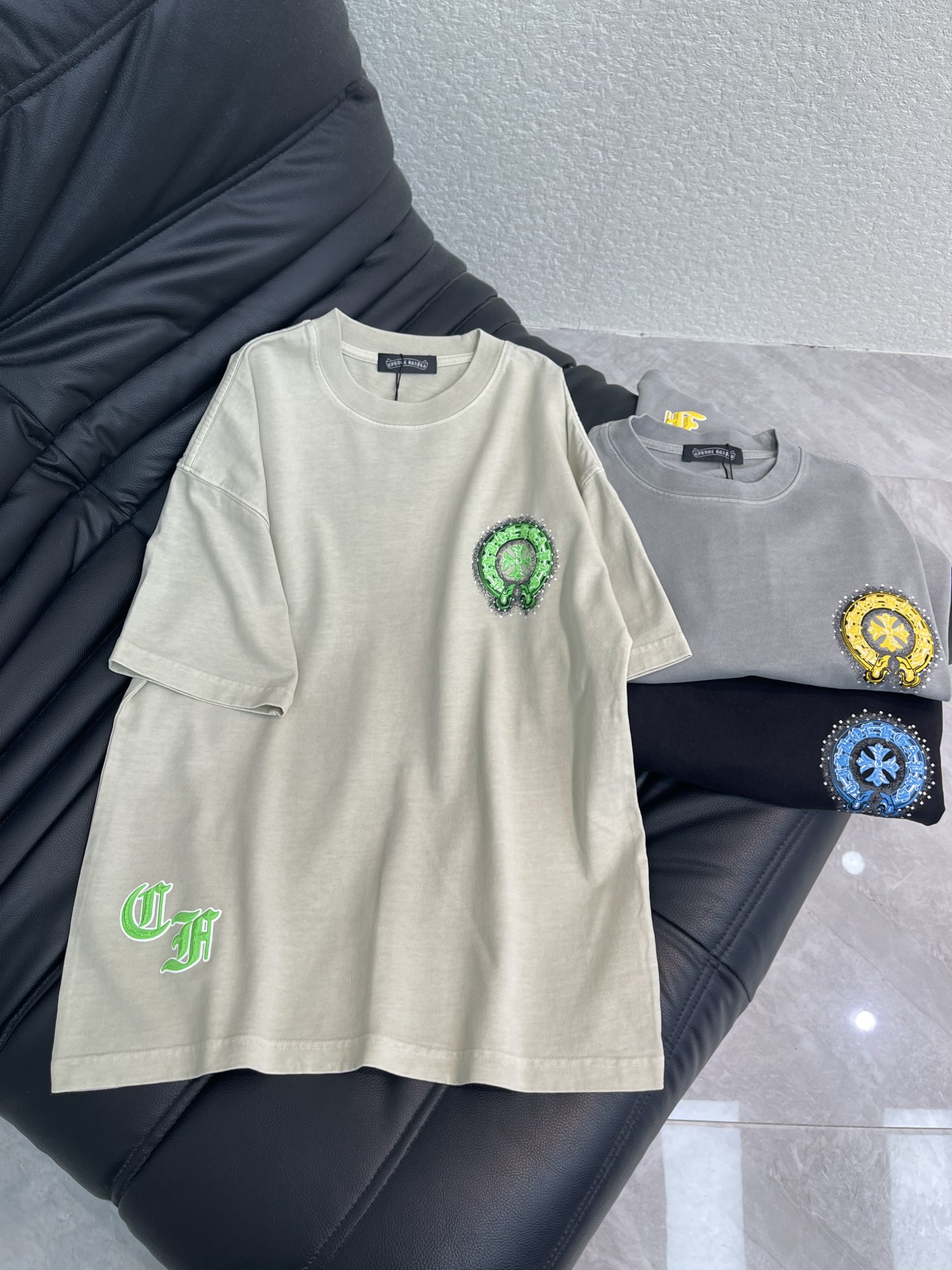 NO:684457,Chrome Hearts* Chrome Hearts 25 new spring and summer Sanskrit horseshoe printed short-sleeved T-shirt. Pure cotton washed and distressed. The washed fabric is not limited to basic colors, but also has rich distressed effects to meet different style needs. The fabric is breathable and comfortable, and the design is unique. It combines the brand's fashion elements and makes people feel a unique artistic charm and cultural heritage. This T-shirt can make you the focus, easily control various styles, and show your personal charm. OS large version, same style for men and women!  S-XXL,,chrome hearts,chrome hearts,T-shirt,tees,t-shirt,19860909Chrome Hearts*克罗心25春夏新款梵文马蹄印花短袖T恤.纯棉水洗做旧工艺, 水洗面料不仅限于基础色彩,更有丰富的 做旧效果,满足不同风格需求.面料透气舒适,设计独特,融合了品牌的时尚元素,让人感受到一种独特的艺术魅力与文化底蕴.这款T恤都能让你成为焦点,轻松驾驭各种风格,展现个性魅力.OS大版型,男女同款！S-XXL,,chrome hearts,chrome hearts,T-shirt,tees，t-shirt,,Women's clothing