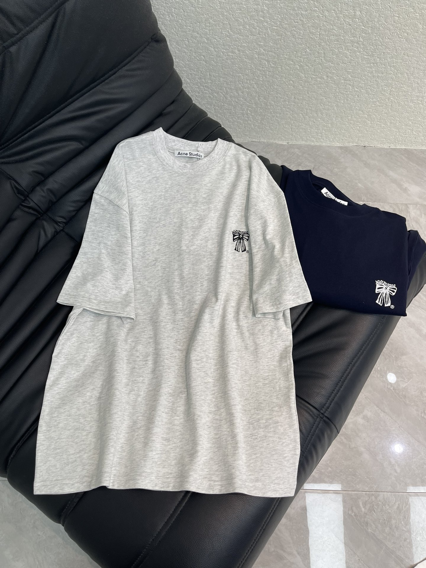 NO:683626,Acne studio*26 new spring and summer round neck printed bow logo short-sleeved T-shirt. Customized YB native cotton material, breathable and comfortable, full of texture, loose silhouette off-shoulder shirt cut, using printing technology to outline the bow letter logo decoration, playful color collision details, enhance brand recognition, clear layers, versatile and fashionable daily wear items. SML AA,,acne studios,dior,T-shirt,tees,t-shirt,19860909Acne atudio*26春夏新款圆领印花蝴蝶结徽标短袖T恤.定制YB原生全棉材质,透气舒适,质感十足,宽松廓形落肩恤剪裁,利用印花工艺处理,勾勒出蝴蝶结字母徽标装饰,色彩碰撞细节俏皮,加强品牌辨识度,层次分明,百搭时髦的日常穿搭单品.SML AA,,acne studios,dior,T-shirt,tees，t-shirt,,Women's clothing