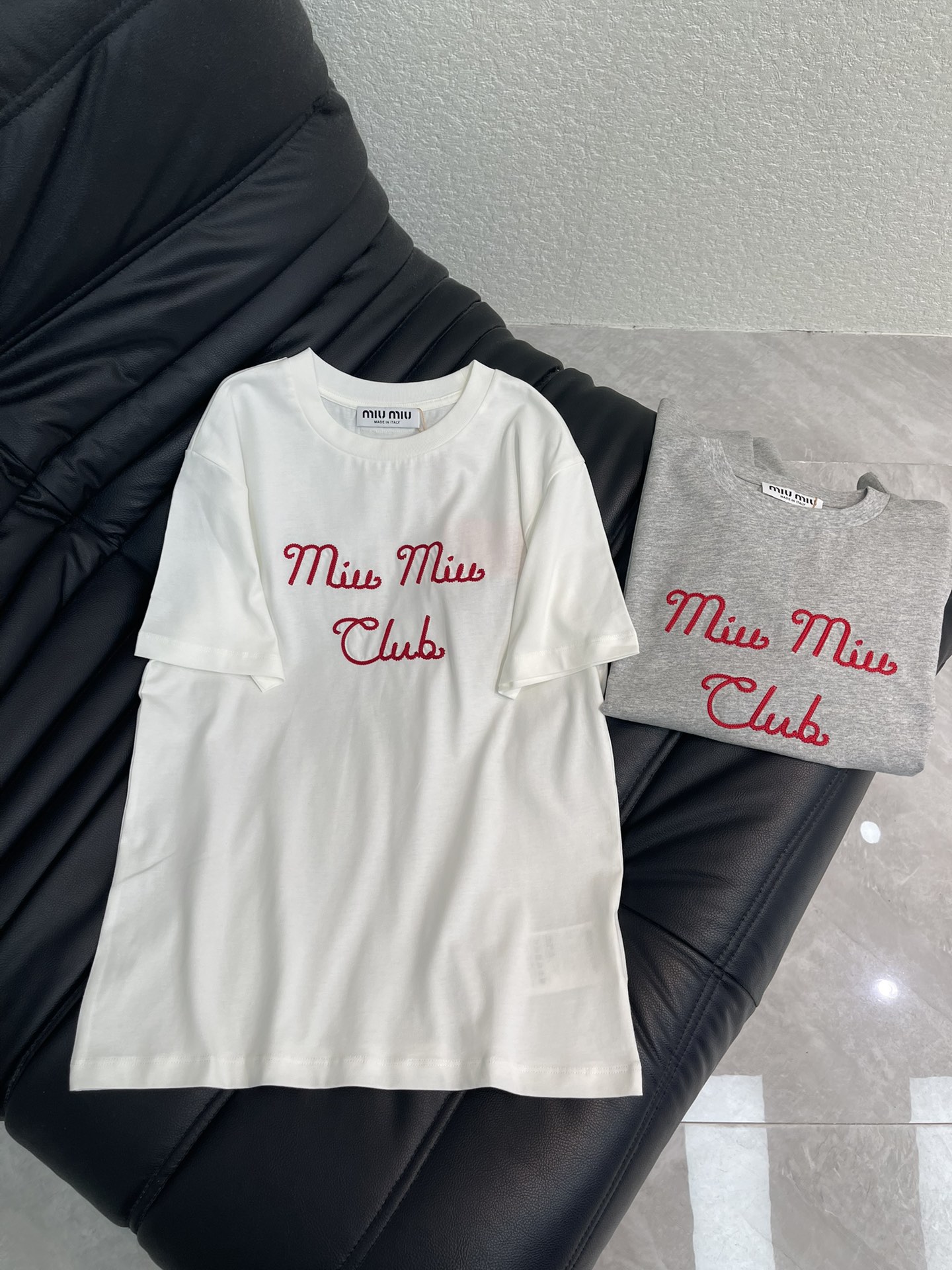 NO:683633,Miumi*26 new spring and summer style simple embroidered versatile letter pattern short-sleeved T-shirt. Pure cotton fabric. High-density fashionable sports style. Every daily wear. Playful and age-reducing design elements full of vitality. High quality. Sizes SML,,miumiu,T-shirt,tees,t-shirt,19860909Miumi*26春夏新款简约刺绣百搭字母图案短袖T恤 纯棉面料 高密度时髦运动风 每个日常的穿搭 俏皮减龄充满元气的设计元素 高品质 尺码SML,,miumiu,T-shirt,tees，t-shirt,,Women's clothing