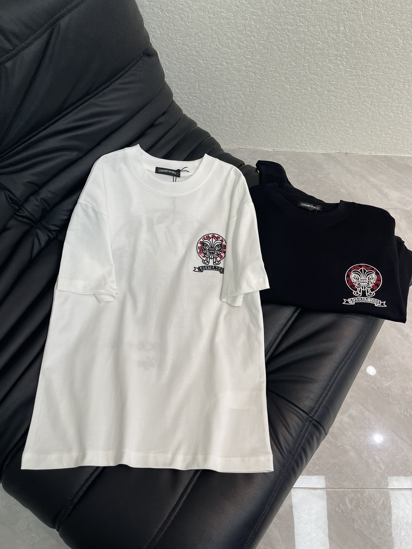 NO:684470,Chrome hear*26 new spring and summer round neck embroidered contrasting logo short-sleeved T-shirt. Customized YB native cotton material, breathable and comfortable, full texture, loose short-sleeved shirt cut, processed by embroidery process, the letter logo iris cross decoration is outlined on the chest to enhance brand recognition, echoing in a large area on the back, colorful woven thread collision, enhancing the design level, relaxed and fashionable for daily wear. SML A,, chrome hearts, T-shirt, tees, t-shirt,19860909Chrome hear*26春夏新款圆领刺绣撞色徽标短袖T恤.定制YB原生全棉材质,透气舒适,质感十足,宽松短袖恤剪裁,利用刺绣工艺处理,胸前勾勒出字母徽标鸢尾花十字架装饰,加强品牌辨识度,后背大面积呼应,彩色织线碰撞,增强设计层次,日常穿搭松弛时髦.SML A,,chrome hearts,T-shirt,tees，t-shirt,,Women's clothing