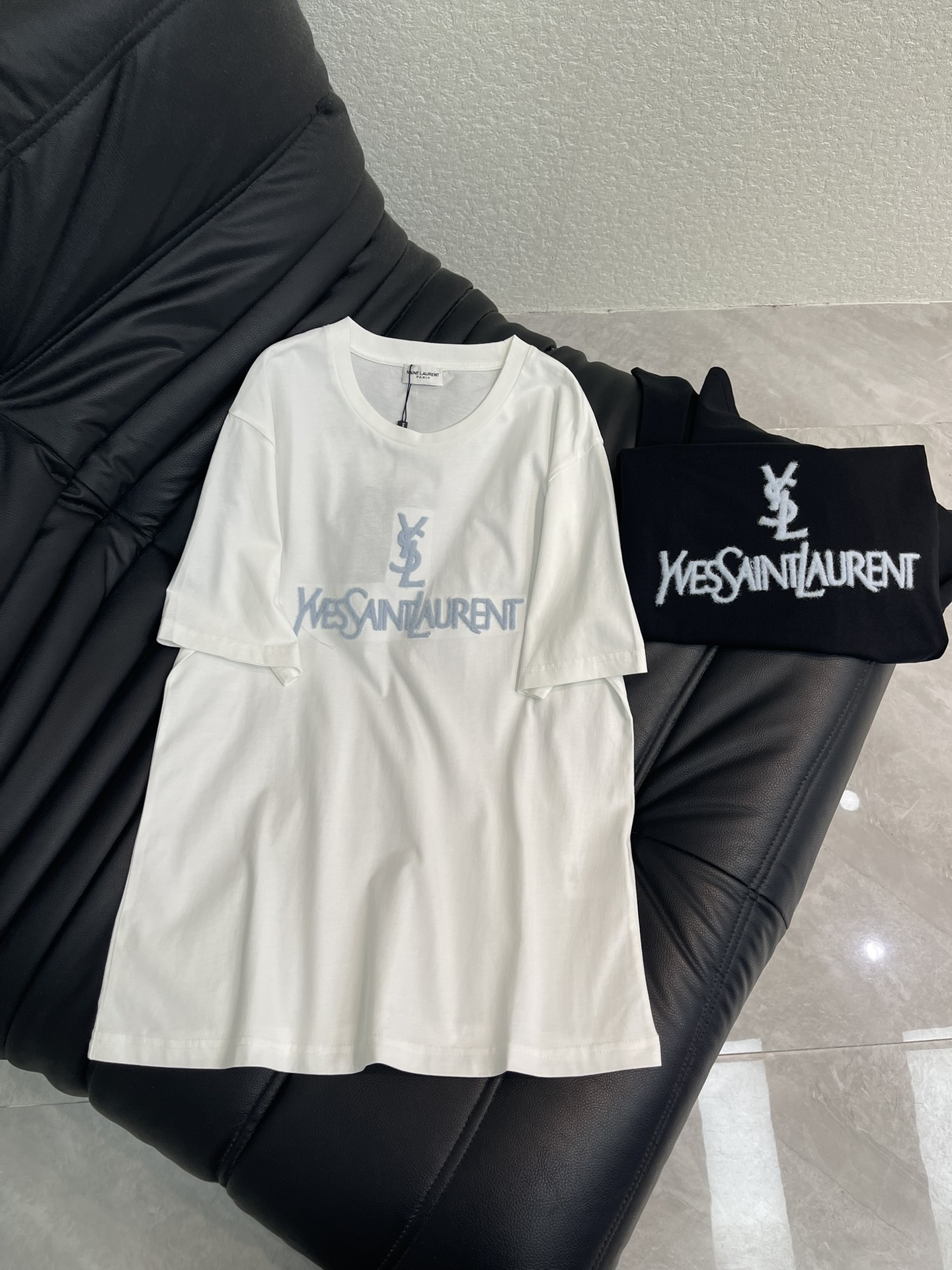 NO:683613,saint Lauren  laurent,T-shirt,tees,t-shirt,19860909Saint Lauren*Ysl26春夏新款圆领刺绣毛绒徽标短袖T恤.定制YB丝光全棉材质,透气舒适,质感十足,常规短袖恤剪裁,利用刺绣毛绒撞色处理,勾勒出字母徽标装饰,配色清爽立体感十足,加强品牌辨识度,层次分明,经典黑白双色,百搭清爽,日常穿搭,松弛时髦.SML,,saint laurent,saint laurent,T-shirt,tees，t-shirt,,Women's clothing