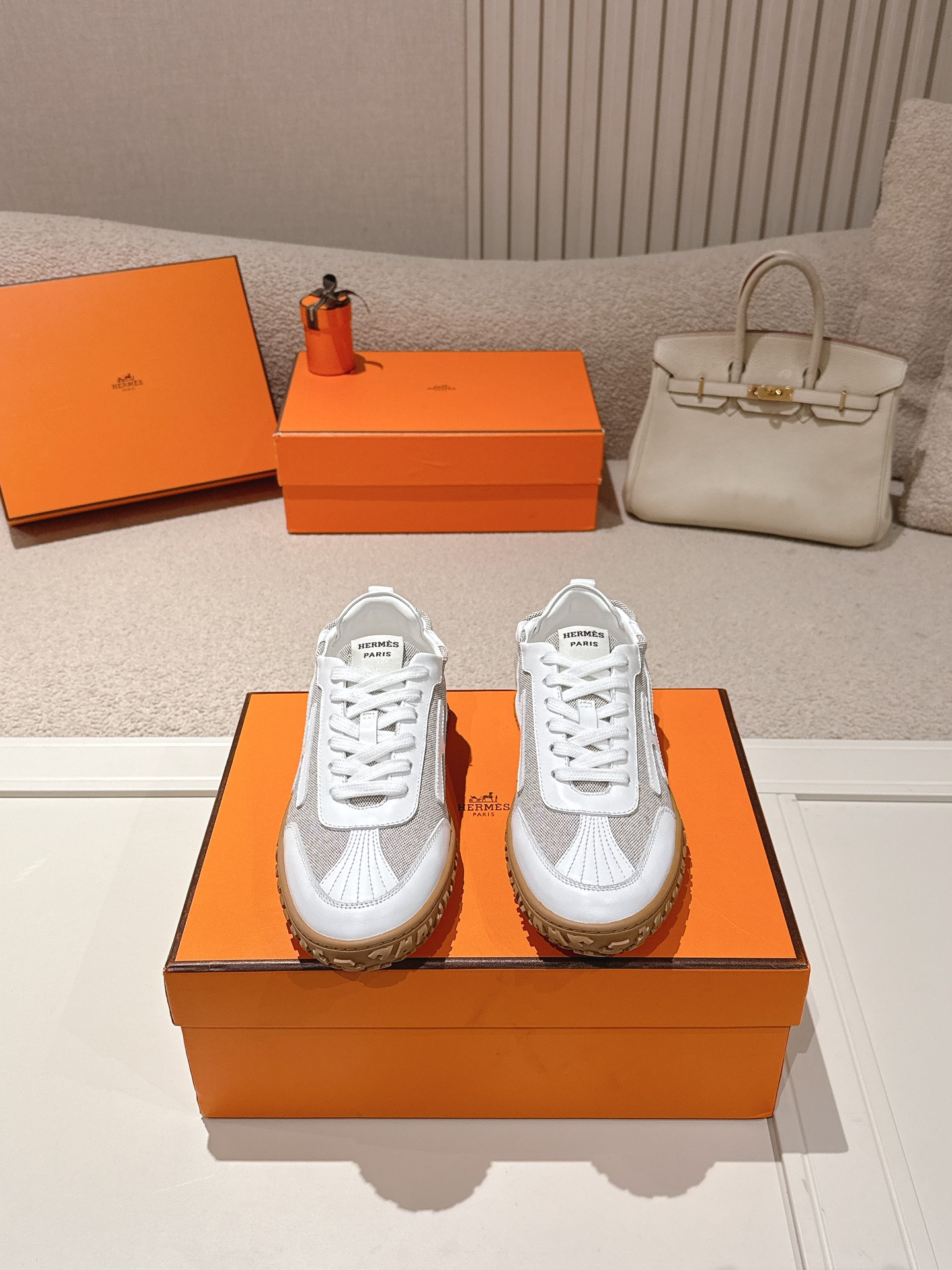 NO:692715,Hermes top version # 25ss casual sneakers, suede goatskin sneakers decorated with contrasting patterns and iconic 'H' details, beautifully packaged at the delivery counter, fabric suede + down cloth, lining mixed sheep lining, outsole original TU, bottom thickness 2CM, size 35-45, casual shoes/sneakers, hermes, sneakers, down jacket, sheepskin, chamois leather19860909Hermes 顶级版本# 25ss休闲运动鞋 麂皮山羊皮运动鞋装饰撞色图案和标志性“H”细节,配送专柜精美包装 面料麂皮+羽绒布 内里混种羊里 大底原版TU 底厚2CM 码数35-45,休闲鞋/运动鞋,hermes,sneakers,down jacket,sheepskin,chamois leather,Women's Shoes