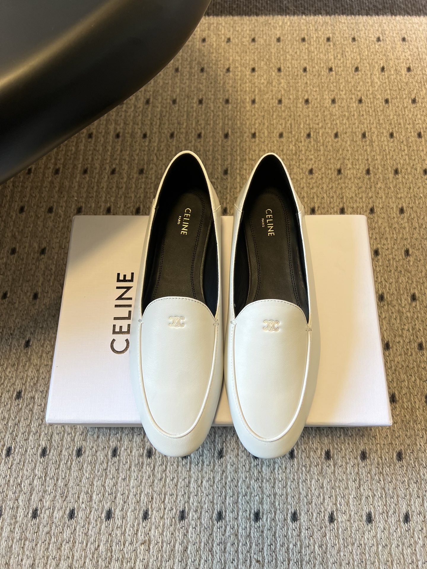 NO:680967,The top version of Celine casual round-toe loafers is a classic flat-soled loafer style with a rounded oval toe and simple and smooth body lines without unnecessary decoration. It is a minimalist style of mules loafers and is easy to put on and take off. It is made of fine leather material, the upper texture is soft and shiny, the shoe body is neatly cut and exquisitely made.  There is a small CELINE metal logo decoration on the front of the shoe, which is low-key and highlights the brand recognition, and the brand name is also printed on the inside of the shoe. The flat-soled design is matched with soft leather, taking into account comfort and daily wearability, and is suitable for commuting, leisure and other occasions. Mixed sheepskin upper, sheepskin lining, genuine leather outsole, 3cm higher  size 35-41 (40.41 size customization is not returnable), loafers, celine, loafers, flats, sheepskin, Leather soles19860909顶级版本 Celine 平底休闲圆头乐福鞋平底鞋 经典的平底乐福鞋版型,鞋头为圆润的椭圆型,鞋身线条简约流畅,无多余装饰,属于极简风格的穆勒乐福鞋款式,穿脱便捷.采用细腻的皮革材质,鞋面质感柔软且有光泽,鞋身剪裁利落,做工精致. 鞋身正面有小巧的CELINE金属徽标装饰,低调又凸显品牌辨识度,鞋内也印有品牌字样.平底设计搭配柔软皮质,兼顾了舒适度与日常实穿性,适合通勤、休闲等多种场合. 鞋面混种羊皮 内里羊皮 大底真皮大底 增高3cm size35-41码（40.41码定制不退换）,乐福鞋,celine,loafers,flats,sheepskin,Leather soles,Women's Shoes