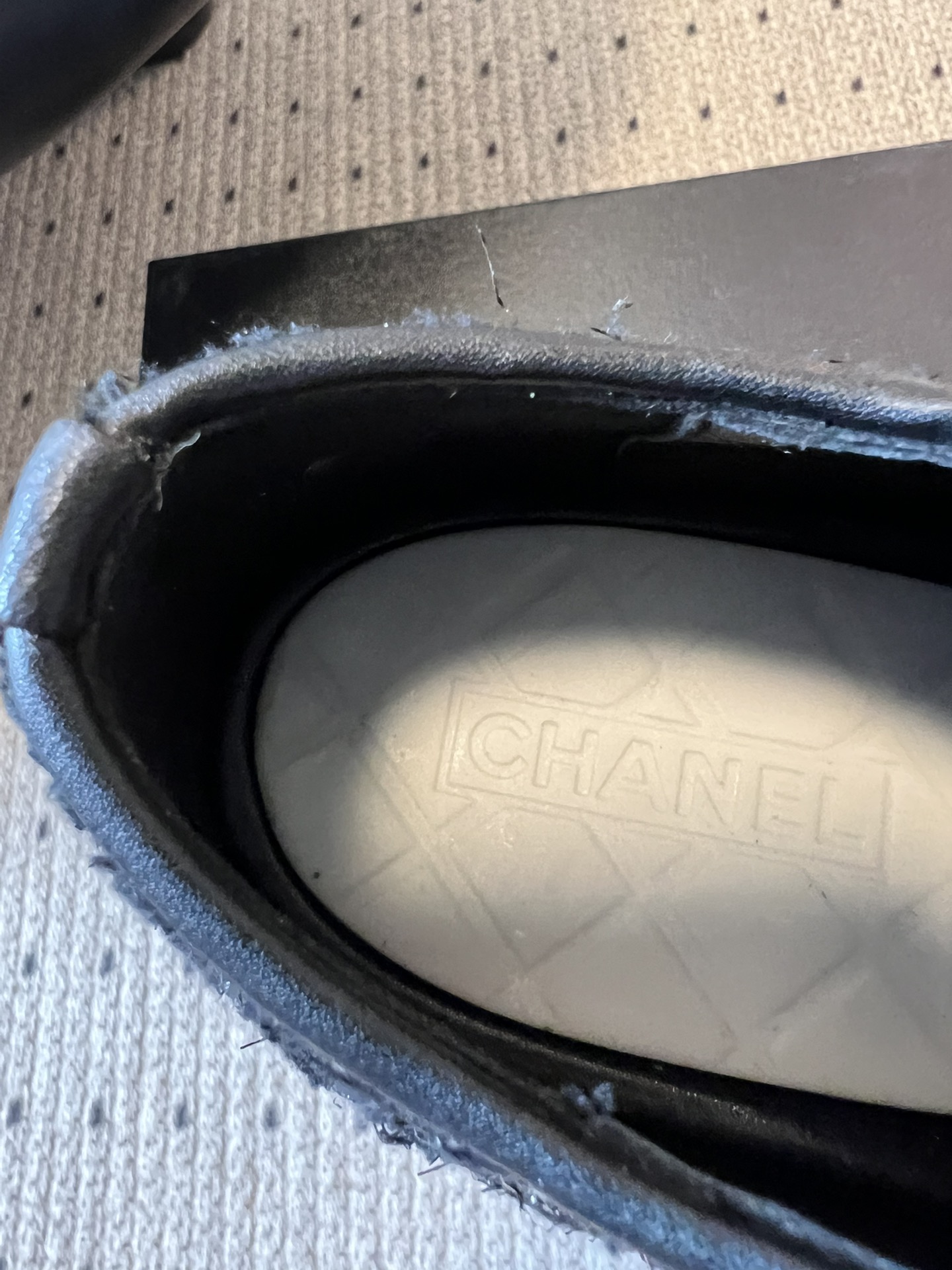 Chane*厚底烫钻拼色绑带运动鞋休闲鞋鞋面大面积采用水钻镶嵌工艺，钻面排列紧密且闪耀，鞋头与鞋身的拼色