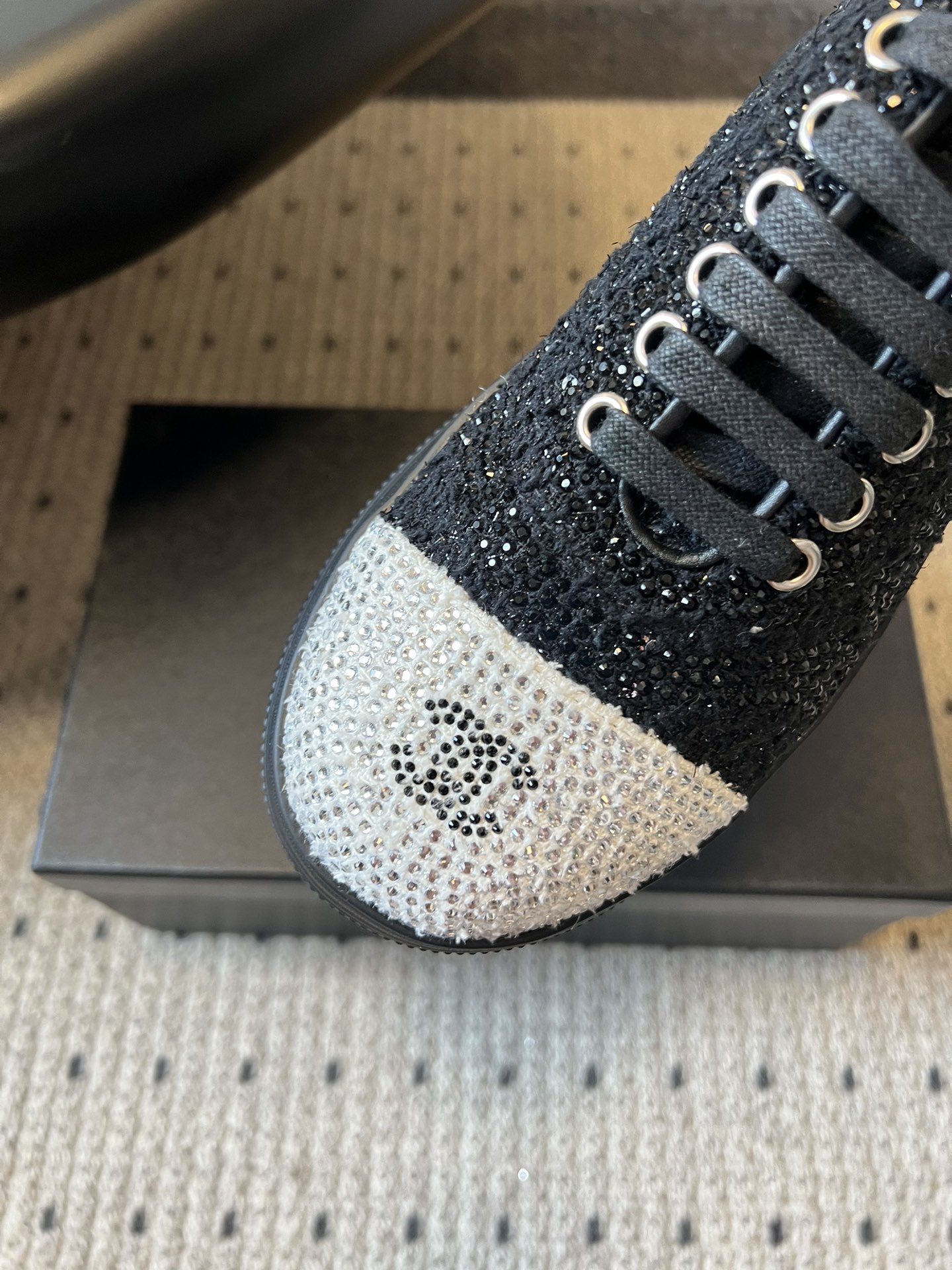 Chane*厚底烫钻拼色绑带运动鞋休闲鞋鞋面大面积采用水钻镶嵌工艺，钻面排列紧密且闪耀，鞋头与鞋身的拼色