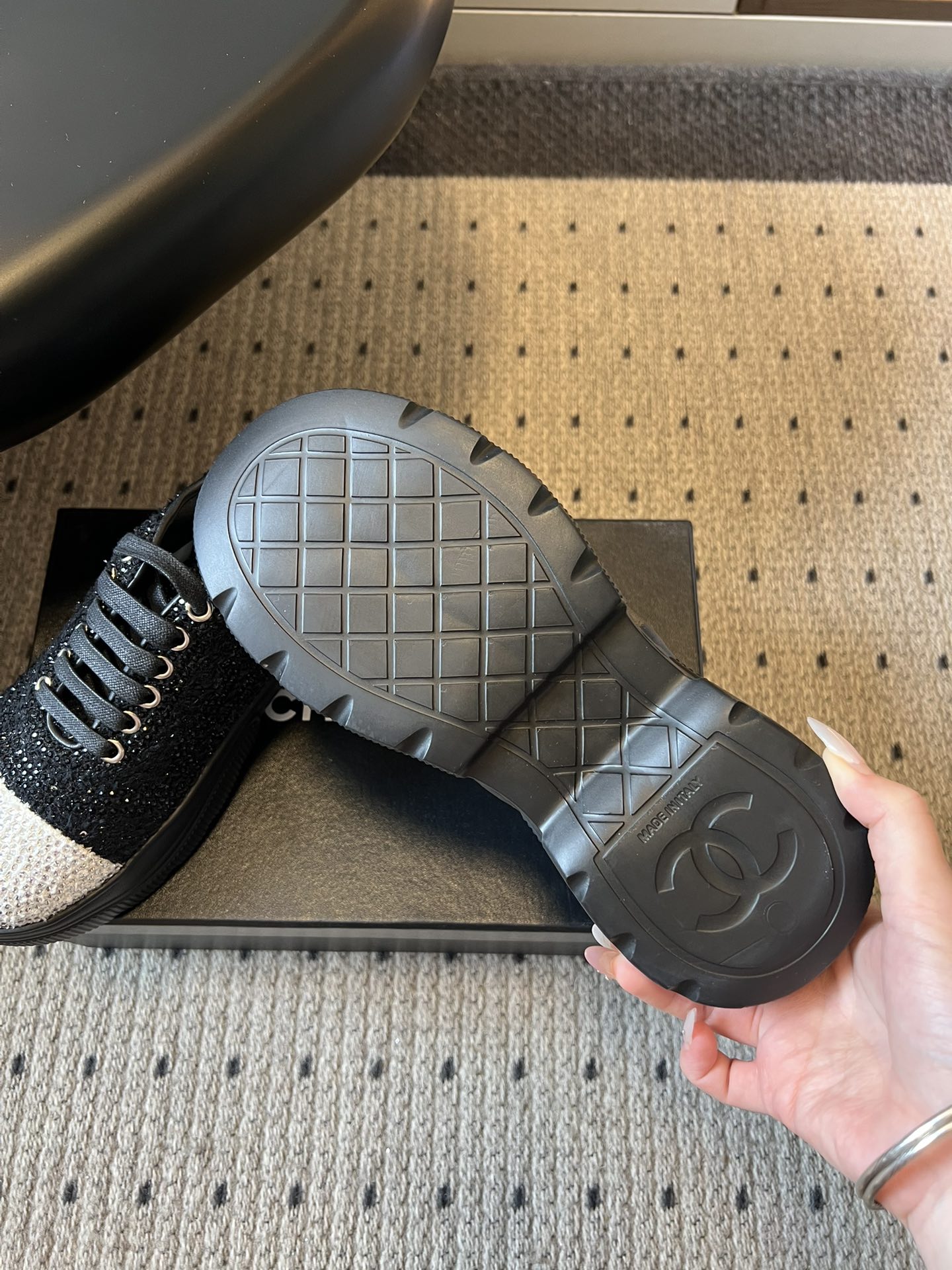 Chane*厚底烫钻拼色绑带运动鞋休闲鞋鞋面大面积采用水钻镶嵌工艺，钻面排列紧密且闪耀，鞋头与鞋身的拼色