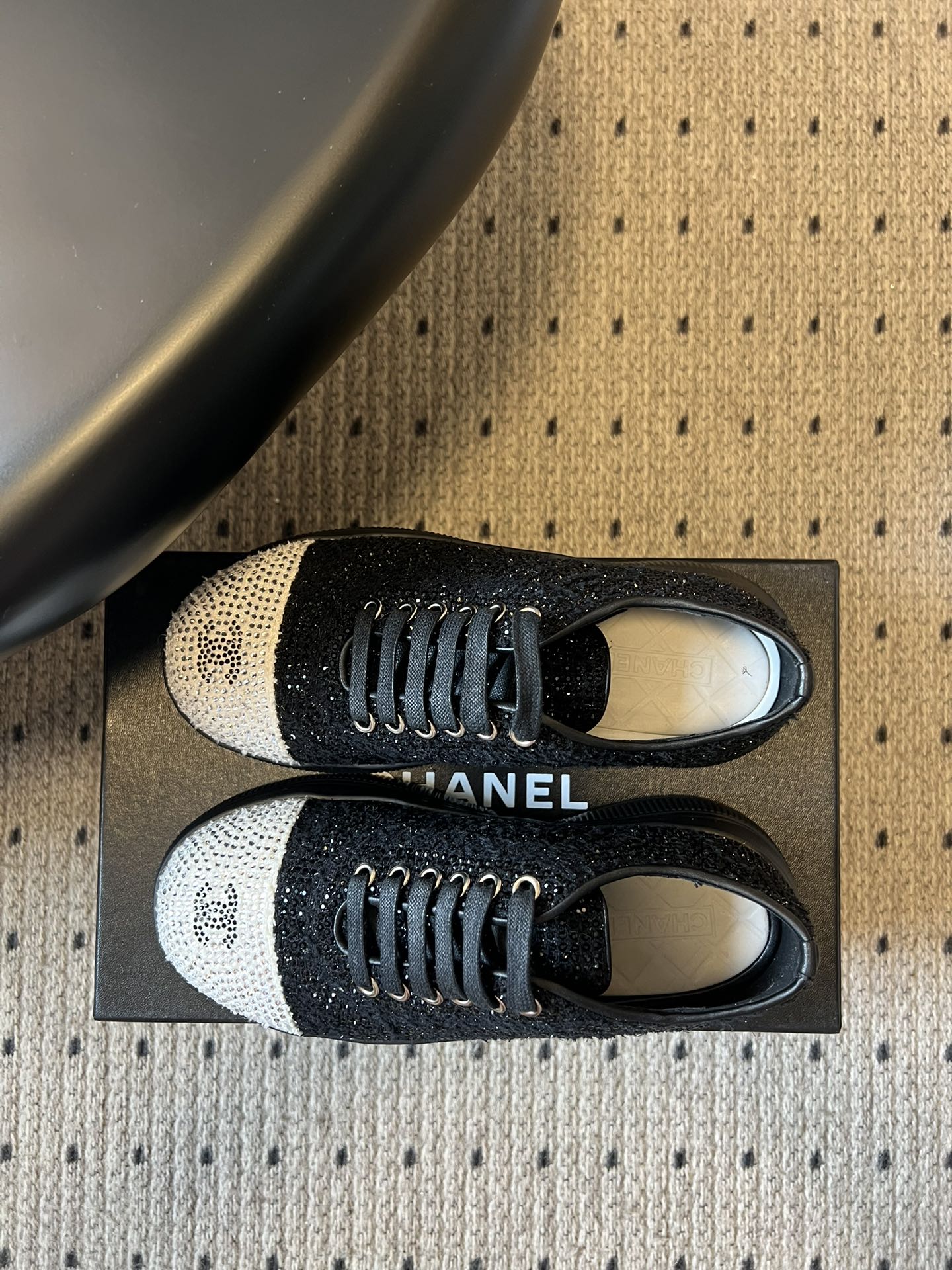 Chane*厚底烫钻拼色绑带运动鞋休闲鞋鞋面大面积采用水钻镶嵌工艺，钻面排列紧密且闪耀，鞋头与鞋身的拼色