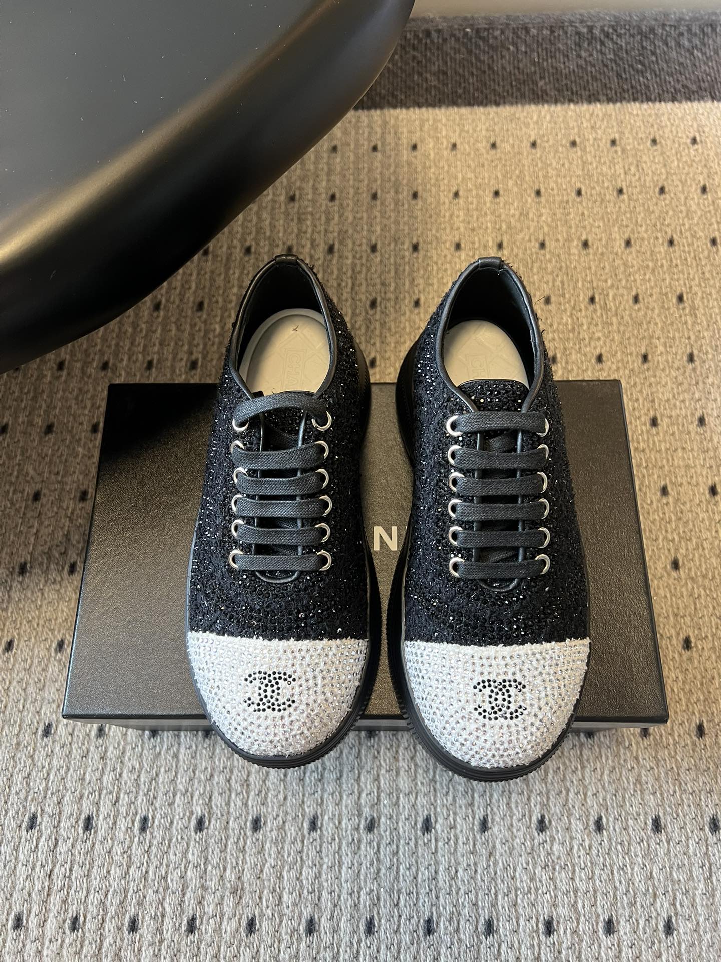 Chane*厚底烫钻拼色绑带运动鞋休闲鞋鞋面大面积采用水钻镶嵌工艺，钻面排列紧密且闪耀，鞋头与鞋身的拼色