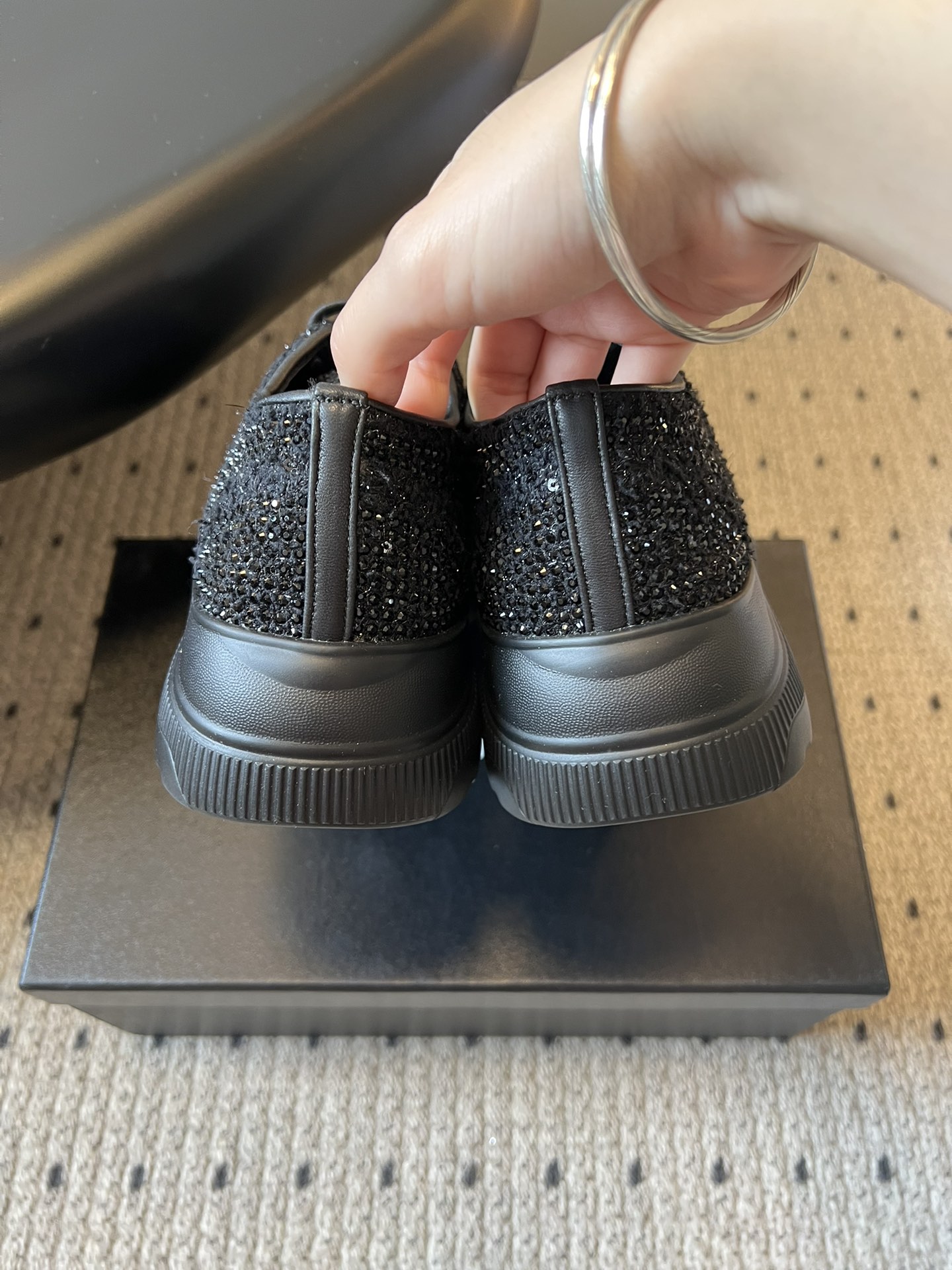 Chane*厚底烫钻拼色绑带运动鞋休闲鞋鞋面大面积采用水钻镶嵌工艺，钻面排列紧密且闪耀，鞋头与鞋身的拼色