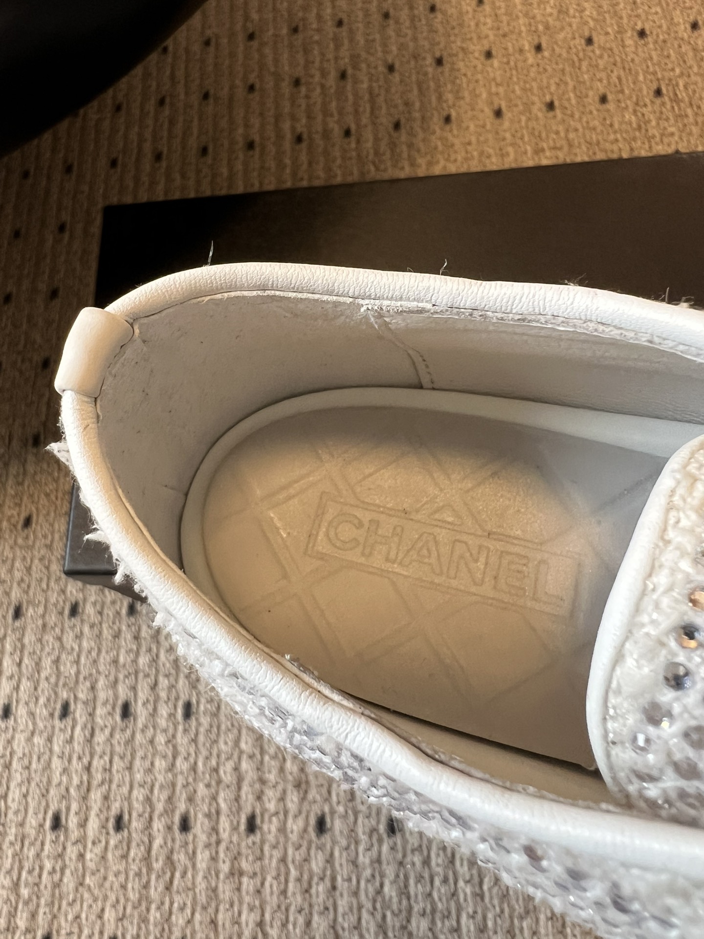 Chane*厚底烫钻拼色绑带运动鞋休闲鞋鞋面大面积采用水钻镶嵌工艺，钻面排列紧密且闪耀，鞋头与鞋身的拼色